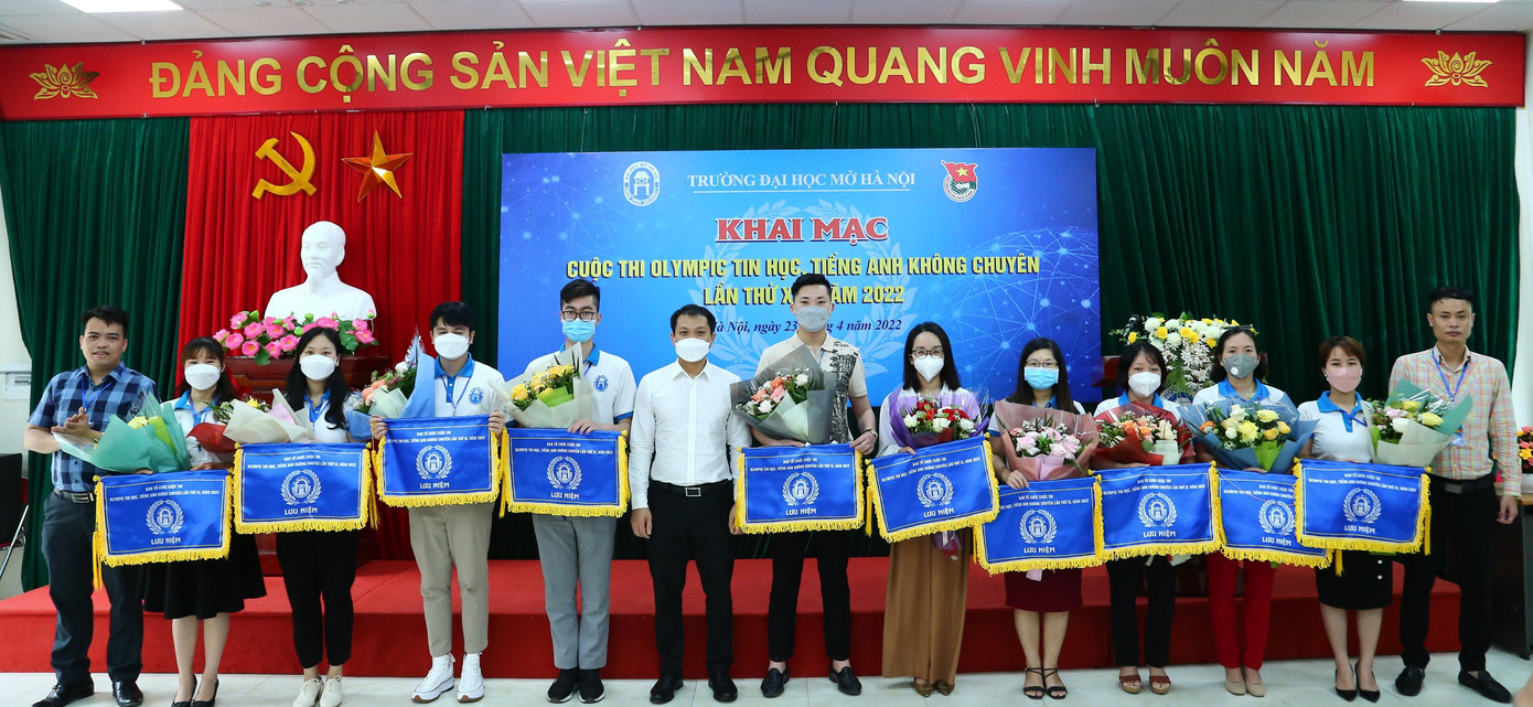 Ban tổ chức trao cờ lưu niệm, hoa và quà cho đại diện các đội thi. Ban tổ chức trao cờ lưu niệm, hoa và quà cho đại diện các đội thi.