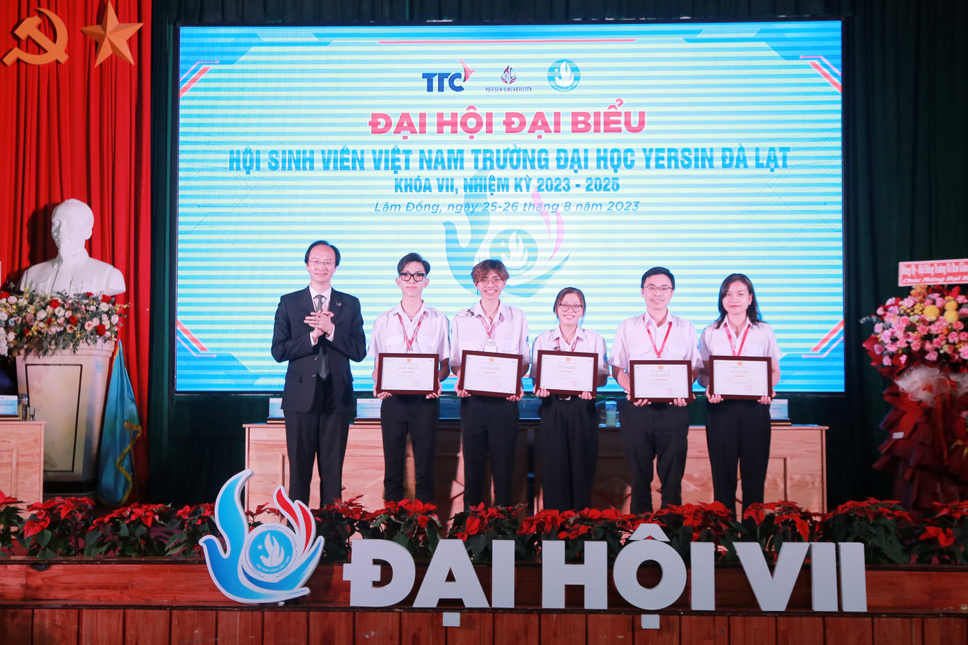 Khen thưởng sinh viên xuất sắc có thành tích trong nhiệm kỳ vừa qua. Khen thưởng sinh viên xuất sắc có thành tích trong nhiệm kỳ vừa qua.