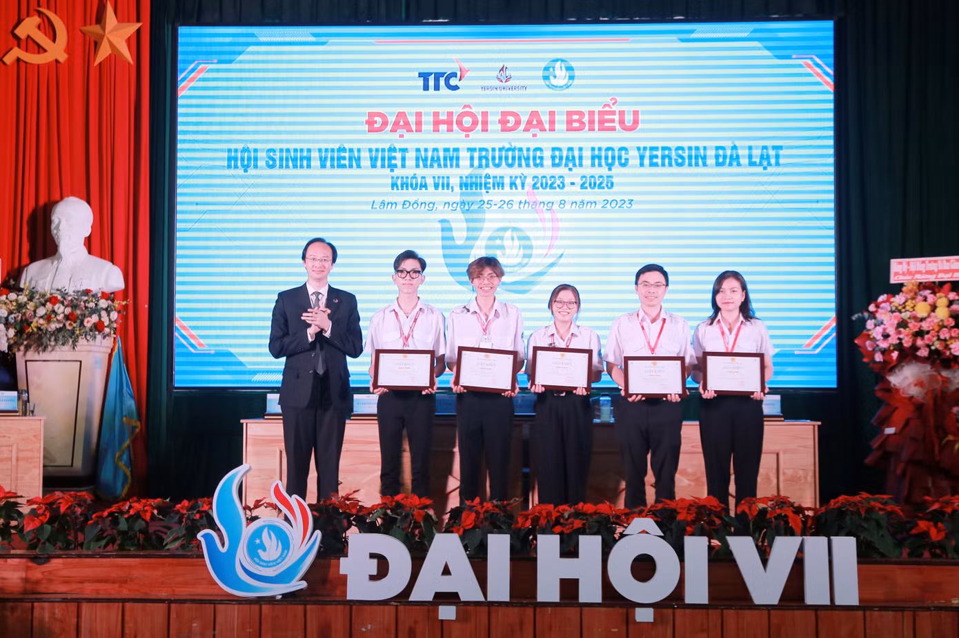 Khen thưởng sinh viên xuất sắc có thành tích trong nhiệm kỳ vừa qua. Khen thưởng sinh viên xuất sắc có thành tích trong nhiệm kỳ vừa qua.