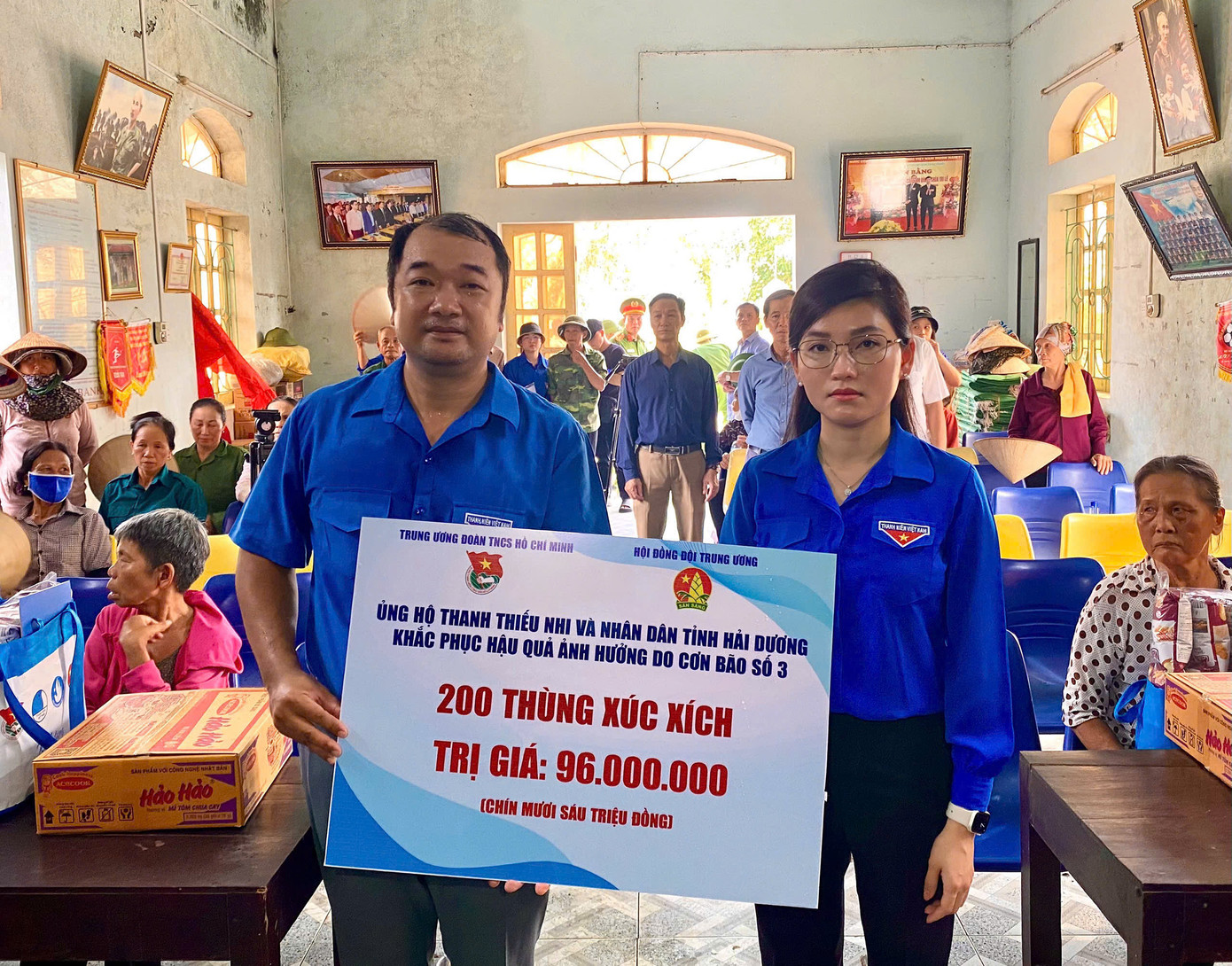 Lãnh đạo T.Ư Đoàn, T.Ư Hội Sinh viên Việt Nam trao tặng nguồn lực cho đại diện Tỉnh Đoàn Hải Dương.