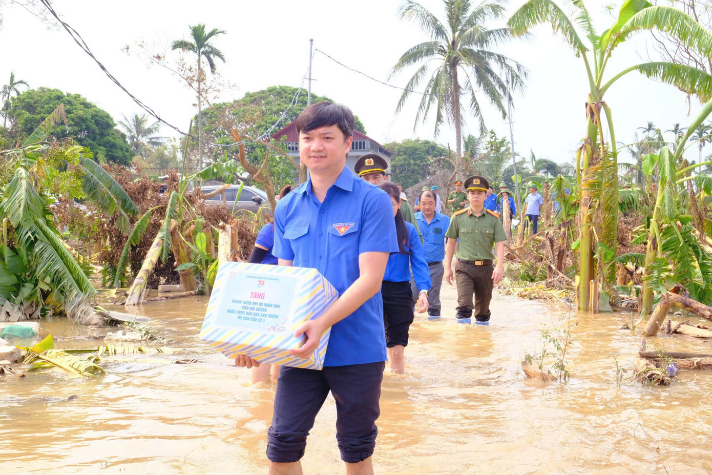 Anh Nguyễn Minh Triết - Bí thư T.Ư Đoàn, Chủ tịch T.Ư Hội Sinh viên Việt Nam đã đến thăm và tặng quà các đội hình tình nguyện hỗ trợ người dân khắc phục bão lũ tại huyện Tứ Kỳ, tỉnh Hải Dương.