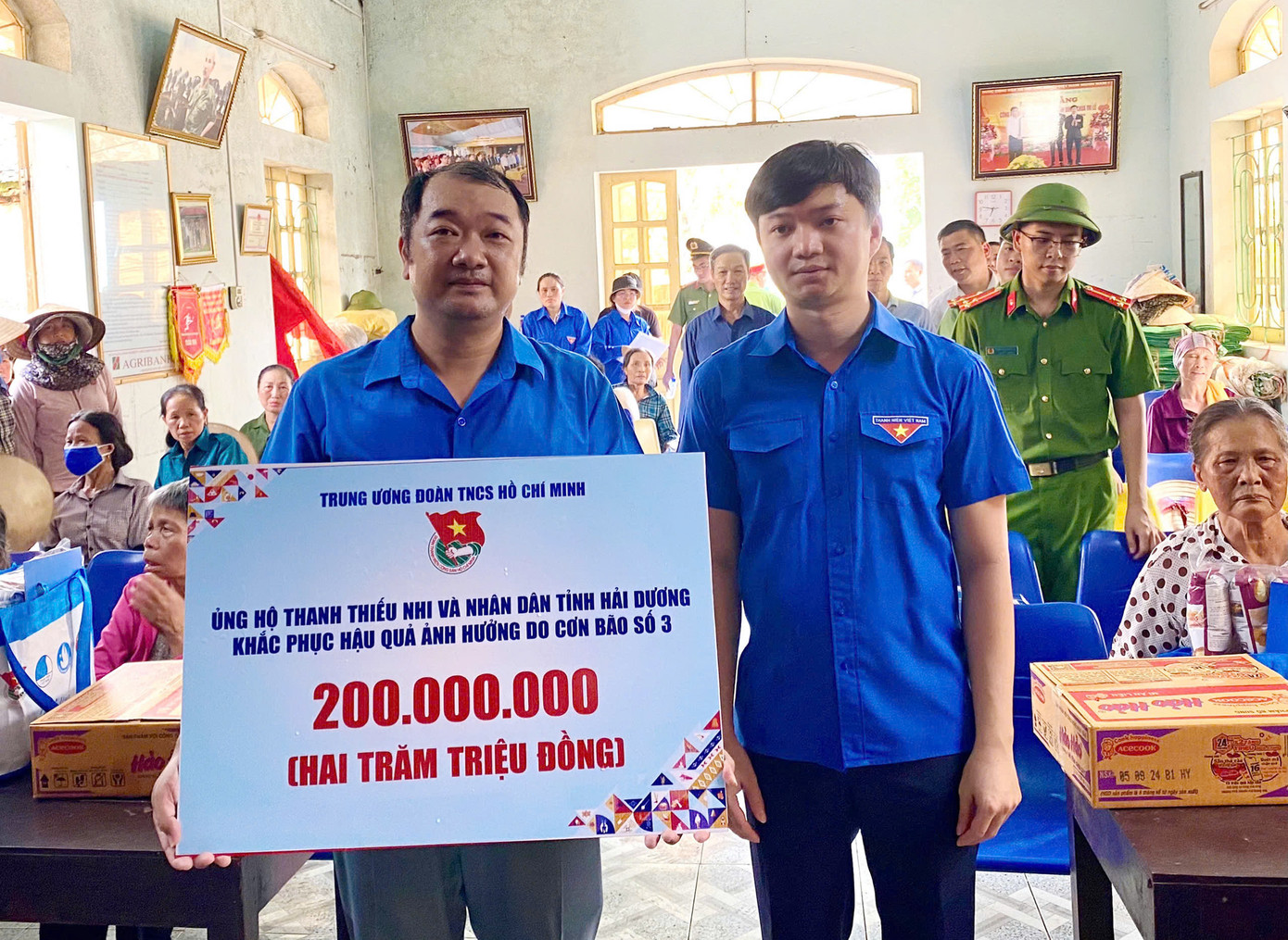 Lãnh đạo T.Ư Đoàn, T.Ư Hội Sinh viên Việt Nam trao tặng nguồn lực cho đại diện Tỉnh Đoàn Hải Dương.