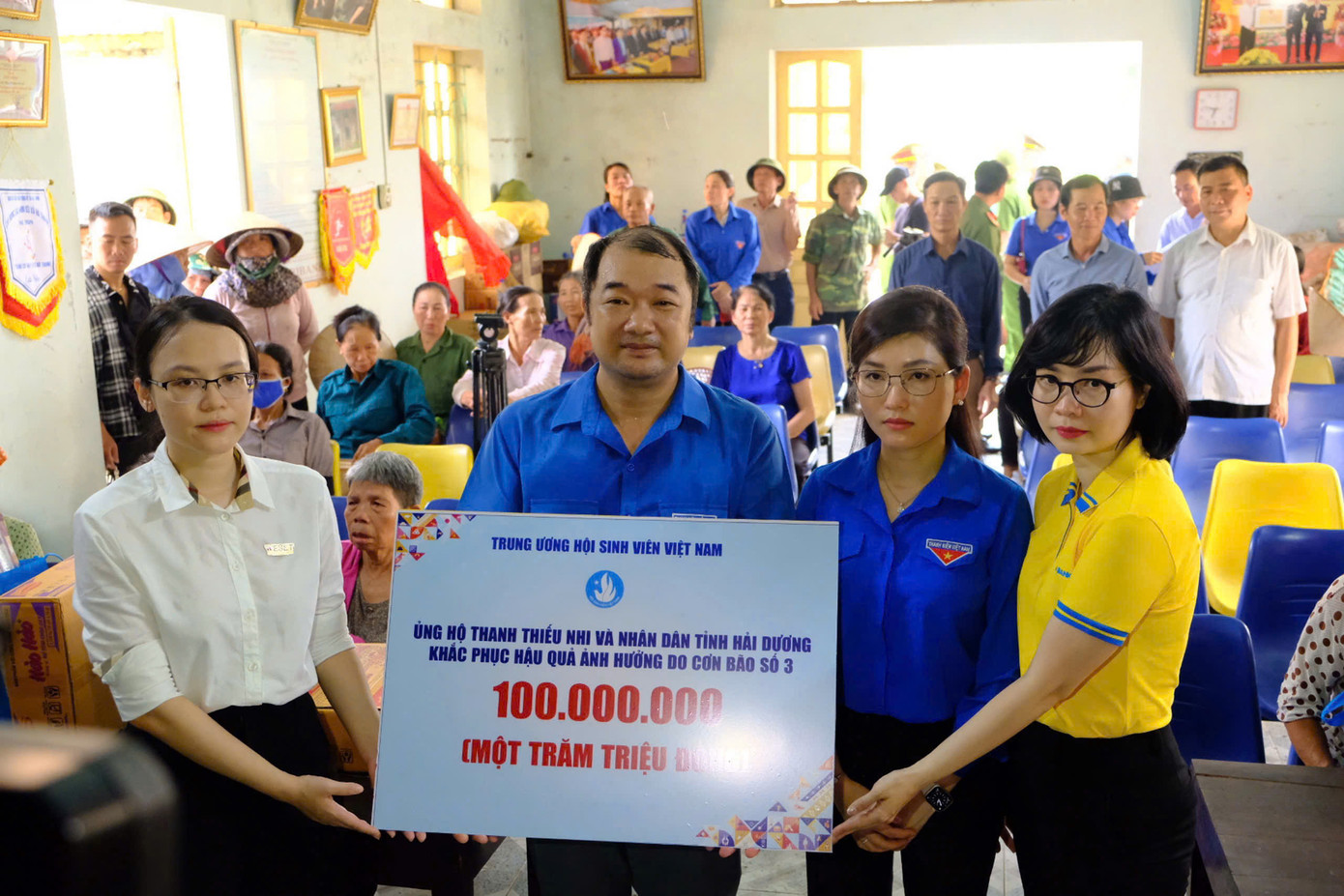 Lãnh đạo T.Ư Đoàn, T.Ư Hội Sinh viên Việt Nam trao tặng nguồn lực cho đại diện Tỉnh Đoàn Hải Dương.