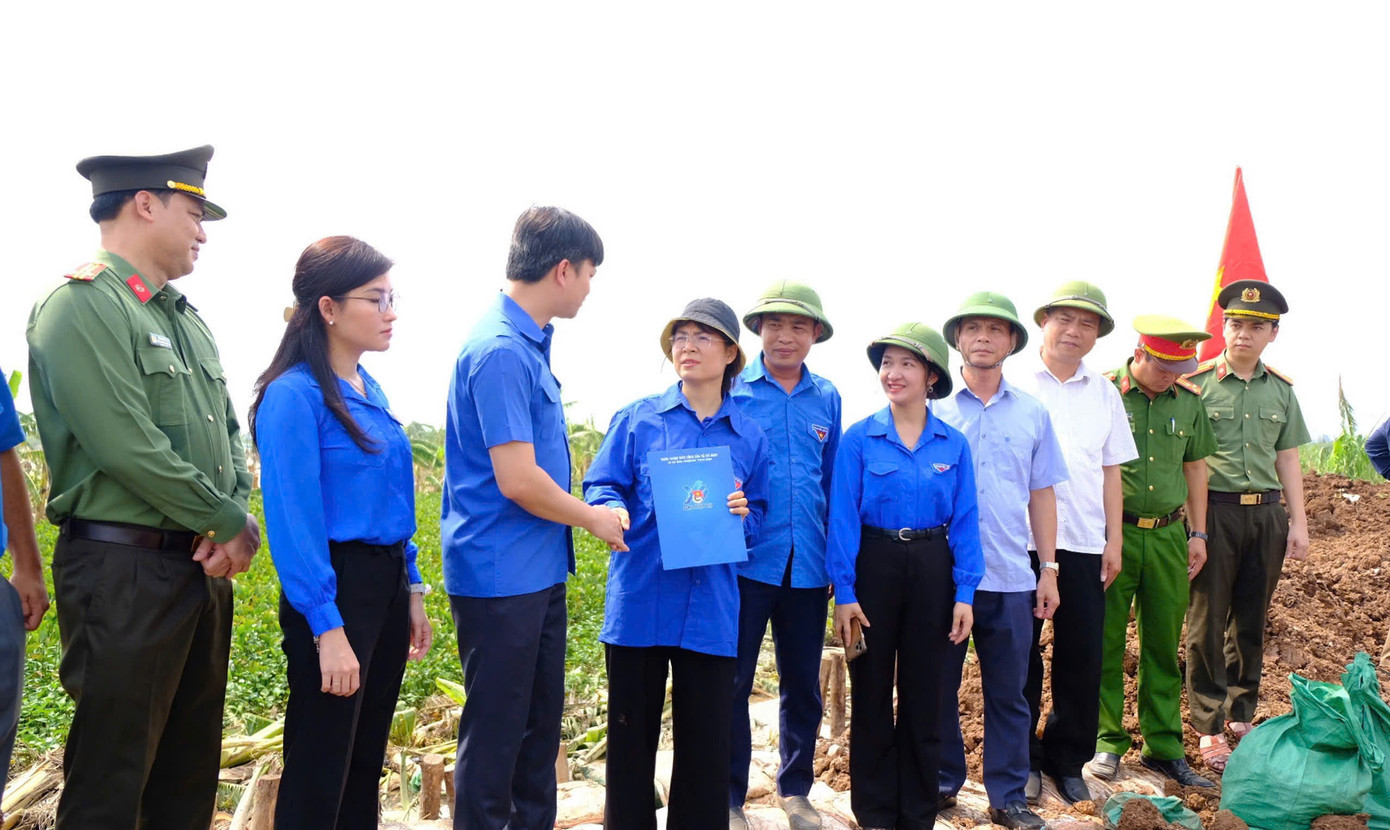 Anh Nguyễn Minh Triết - Bí thư T.Ư Đoàn, Chủ tịch T.Ư Hội Sinh viên Việt Nam đã đến thăm và tặng quà các đội hình tình nguyện hỗ trợ người dân khắc phục bão lũ tại huyện Tứ Kỳ, tỉnh Hải Dương.