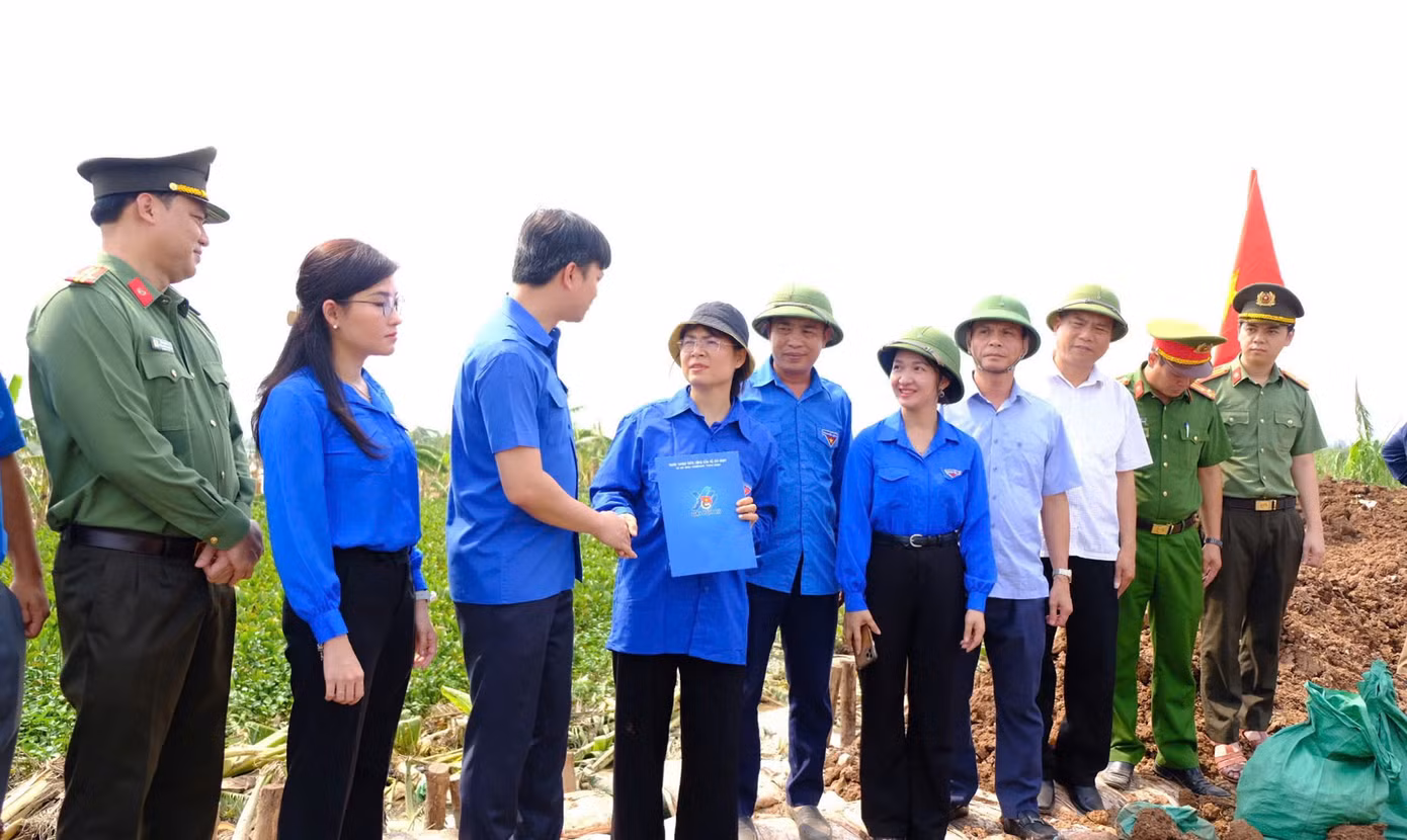 Anh Nguyễn Minh Triết - Bí thư T.Ư Đoàn, Chủ tịch T.Ư Hội Sinh viên Việt Nam đã đến thăm và tặng quà các đội hình tình nguyện hỗ trợ người dân khắc phục bão lũ tại huyện Tứ Kỳ, tỉnh Hải Dương. Anh Nguyễn Minh Triết - Bí thư T.Ư Đoàn, Chủ tịch T.Ư Hội Sinh viên Việt Nam đã đến thăm và tặng quà các đội hình tình nguyện hỗ trợ người dân khắc phục bão lũ tại huyện Tứ Kỳ, tỉnh Hải Dương.