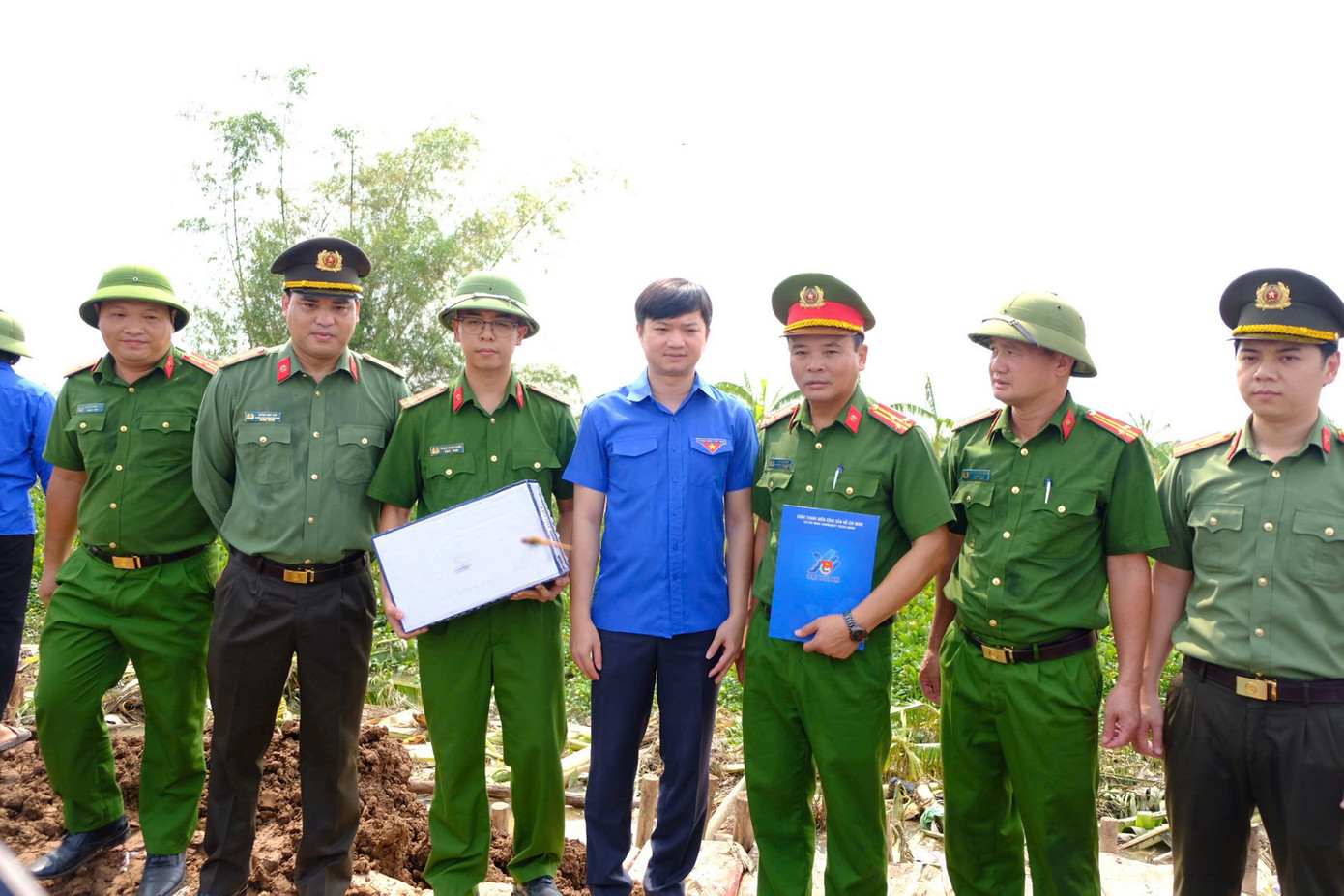 Anh Nguyễn Minh Triết - Bí thư T.Ư Đoàn, Chủ tịch T.Ư Hội Sinh viên Việt Nam đã đến thăm và tặng quà các đội hình tình nguyện hỗ trợ người dân khắc phục bão lũ tại huyện Tứ Kỳ, tỉnh Hải Dương.