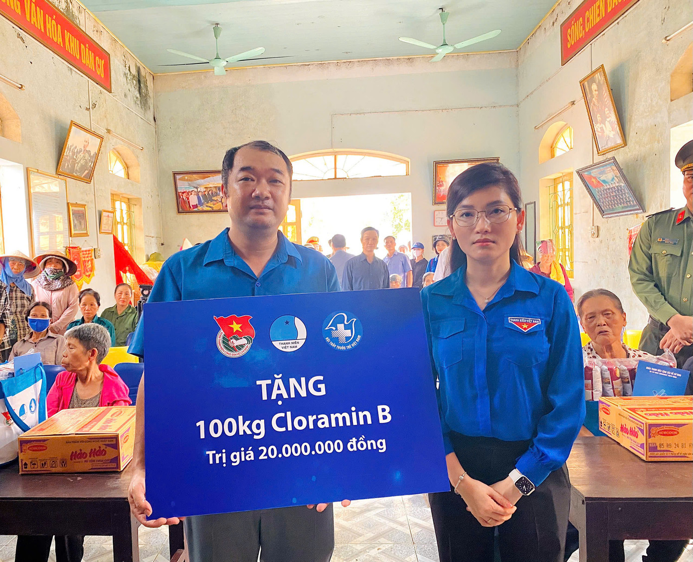 Lãnh đạo T.Ư Đoàn, T.Ư Hội Sinh viên Việt Nam trao tặng nguồn lực cho đại diện Tỉnh Đoàn Hải Dương.