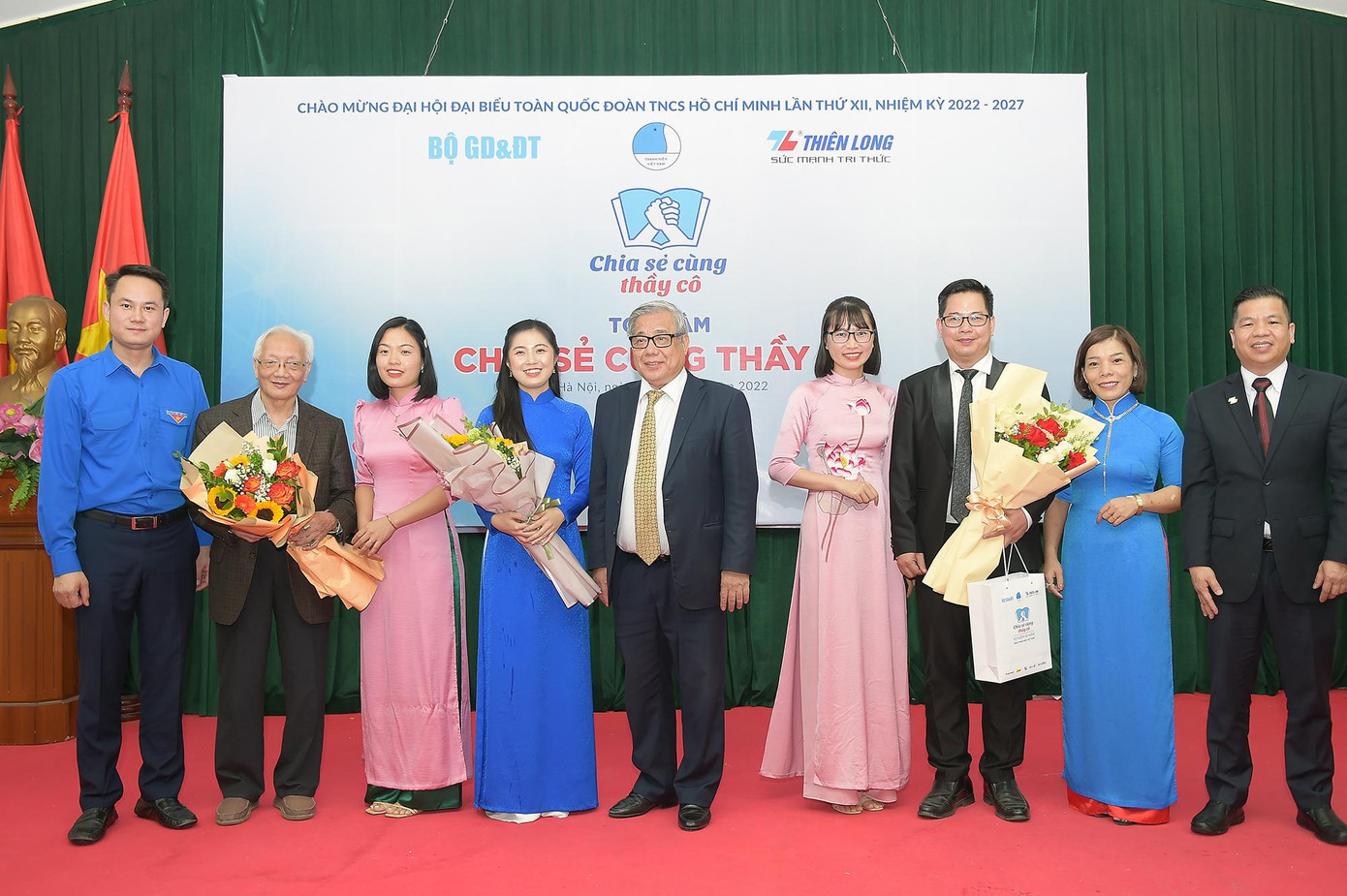 Các đại biểu nhận hoa tri ân từ Ban Tổ chức cùng các thầy giáo, cô giáo tham dự chương trình.