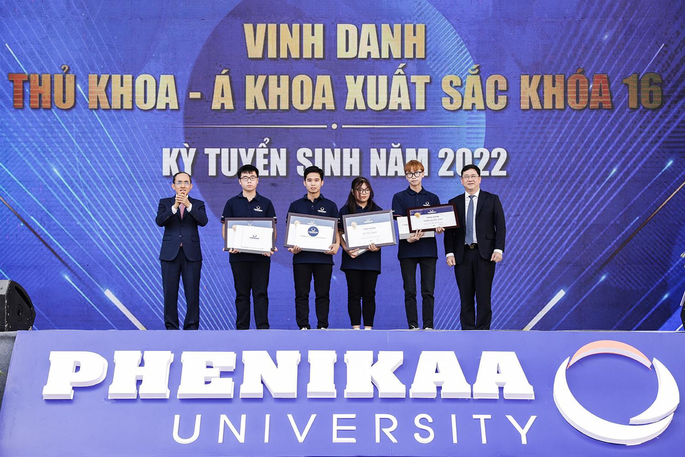 Trong khuôn khổ buổi Lễ, trường ĐH Phenikaa đã vinh danh và khen thưởng cho các em sinh viên có nhiều thành tích xuất sắc trong học tập.