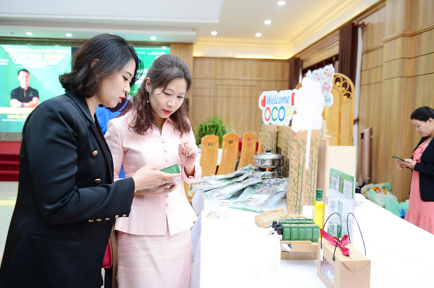 Đại diện Ban Giám khảo cuộc thi tham quan gian hàng của Thanh niên khởi nghiệp. Đại diện Ban Giám khảo cuộc thi tham quan gian hàng của Thanh niên khởi nghiệp.