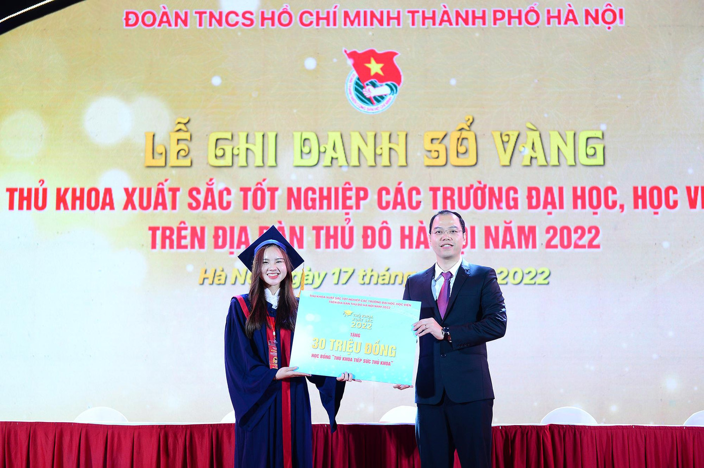 Tập thể Thủ khoa xuất sắc tốt nghiệp năm 2022 đã trao biển tượng trưng quỹ &quot;Thủ khoa tiếp sức Thủ khoa&quot;. Ảnh: DƯƠNG TRIỀU