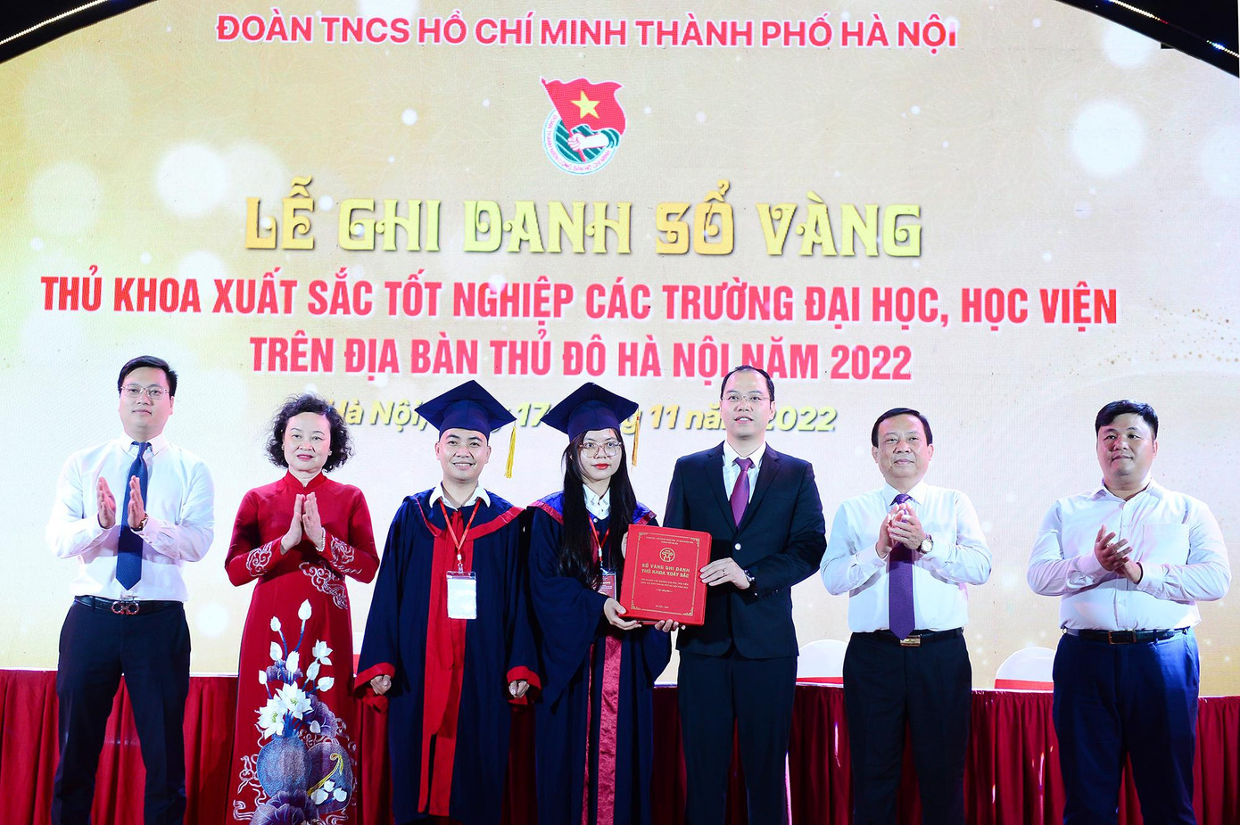 Đại diện các Thủ khoa trao sổ Ghi danh cho đại diện Thành Đoàn Hà Nội. Ảnh: DƯƠNG TRIỀU