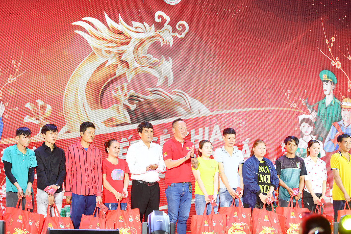 Đại diện Ban Tổ chức chương trình trao quà cho các đối tượng.