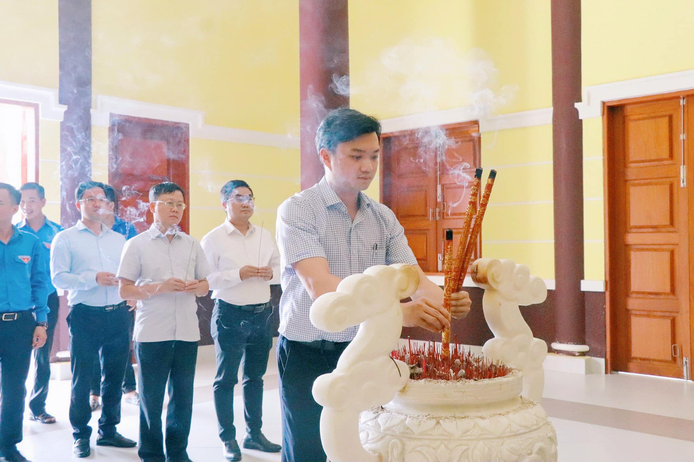 Anh Nguyễn Minh Triết - Bí thư T.Ư Đoàn, Chủ tịch T.Ư Hội Sinh viên Việt Nam làm Trưởng đoàn đã đến dâng hương tưởng niệm Anh hùng liệt sĩ Trần Văn Ơn, tại tỉnh Bến Tre.