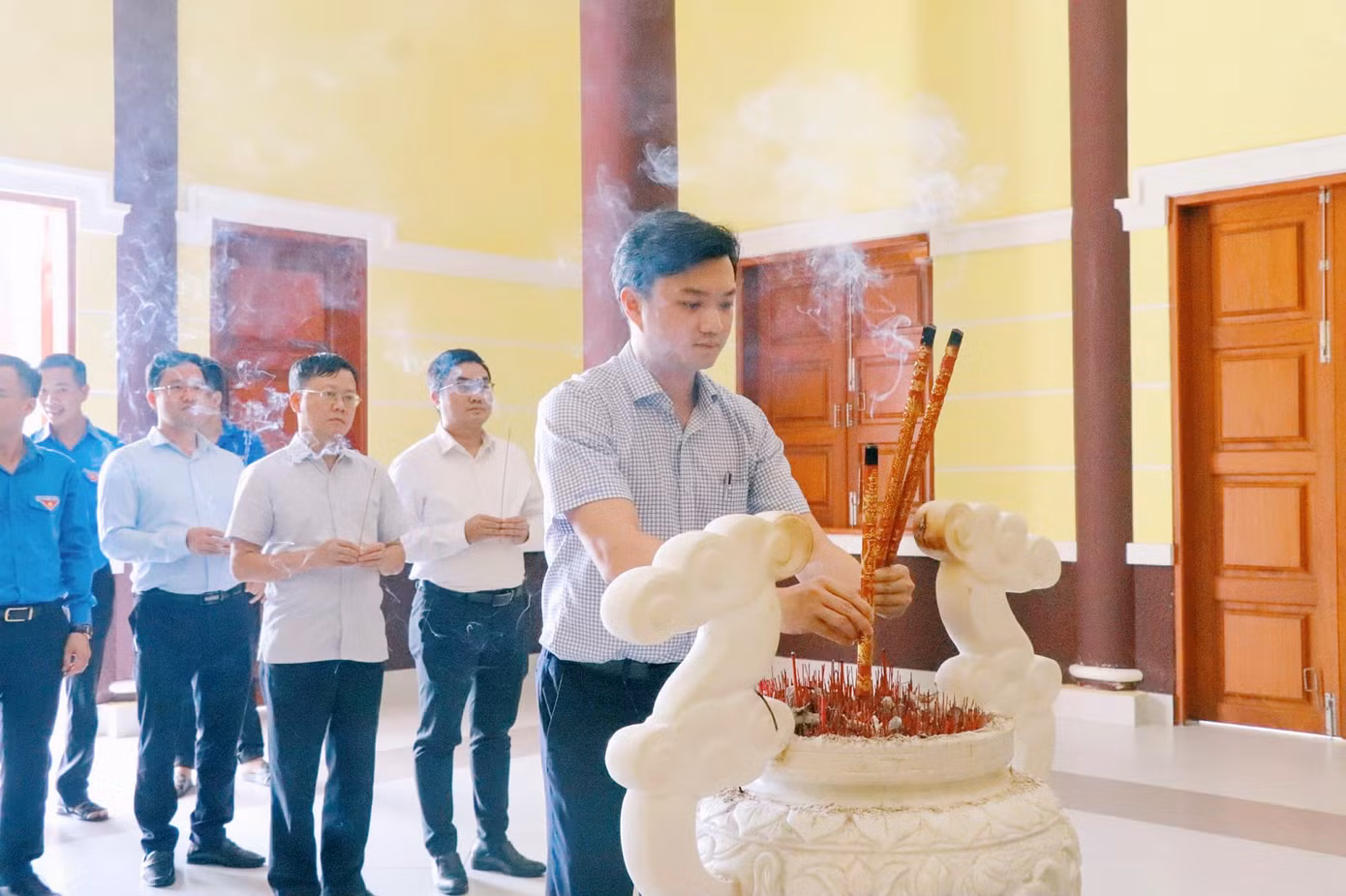 Anh Nguyễn Minh Triết - Bí thư T.Ư Đoàn, Chủ tịch T.Ư Hội Sinh viên Việt Nam làm Trưởng đoàn đã đến dâng hương tưởng niệm Anh hùng liệt sĩ Trần Văn Ơn, tại tỉnh Bến Tre.