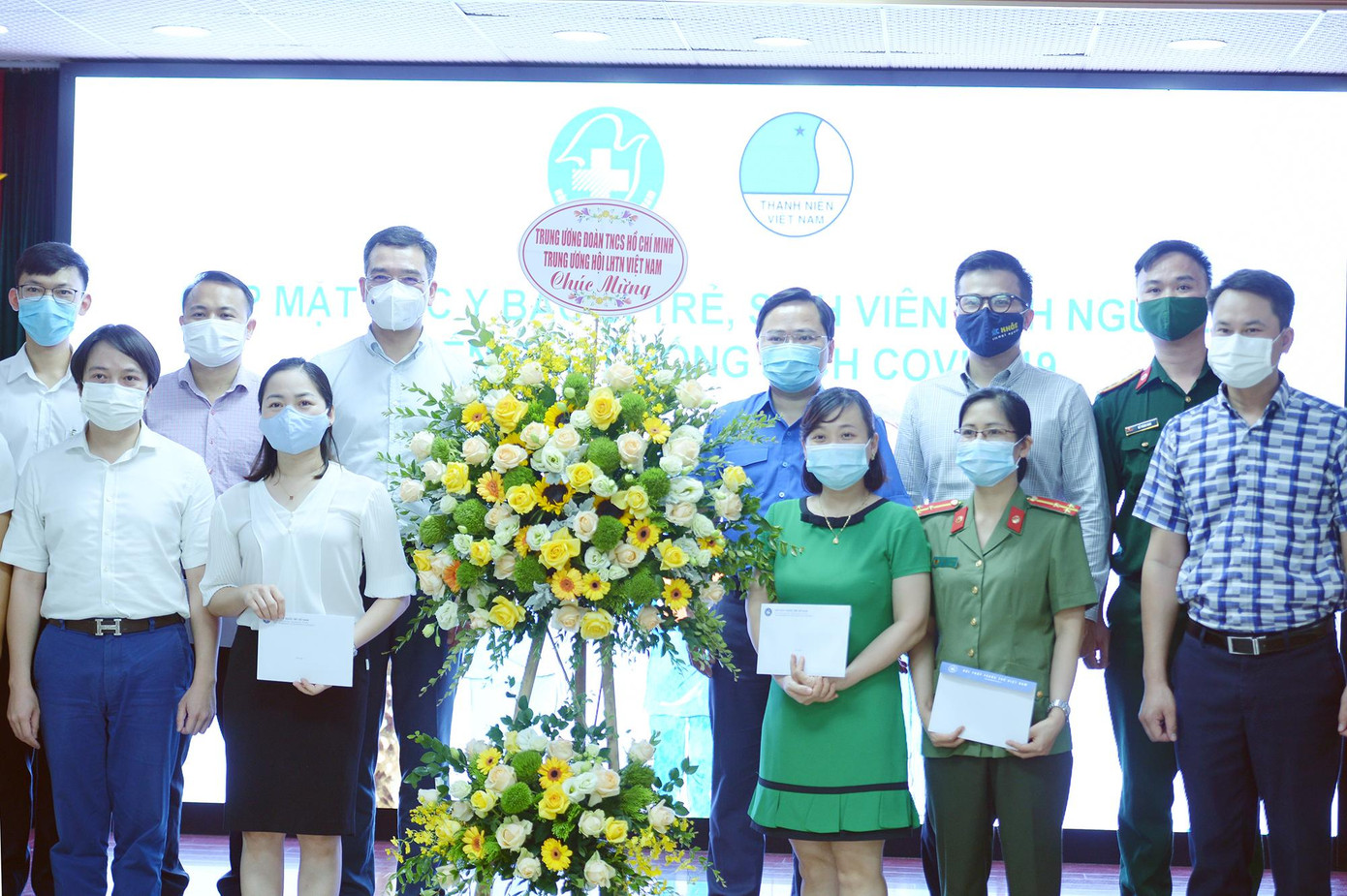 Dịp này, T.Ư Đoàn và T.Ư Hội LHTN Việt Nam tặng hoa chúc mừng T.Ư Hội Thầy thuốc trẻ Việt Nam kỷ niệm 12 năm Ngày truyền thống.
