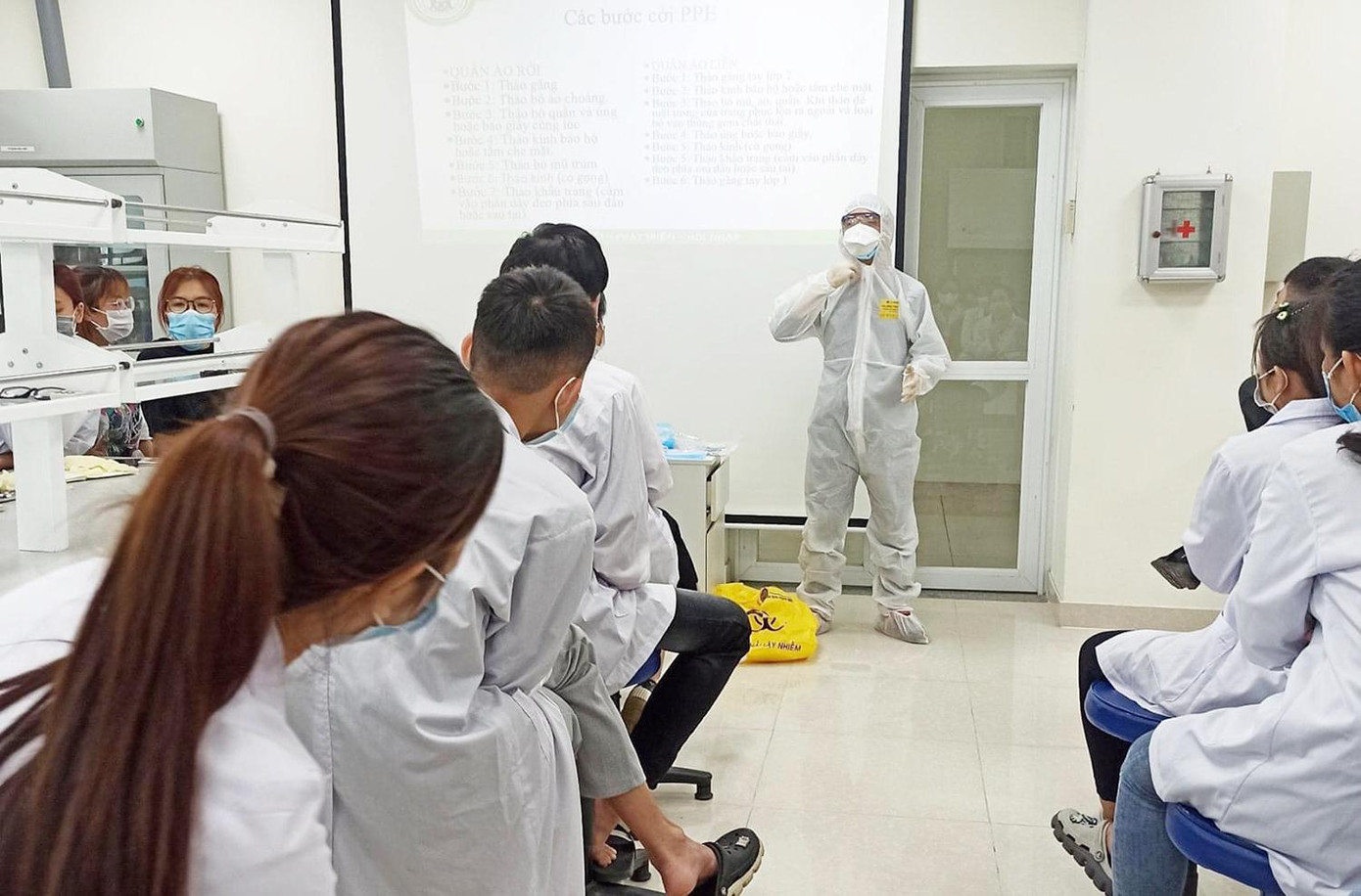 Sinh viên tình nguyện được trang bị thiết bị bảo hộ và tập huấn trước khi lên đường.