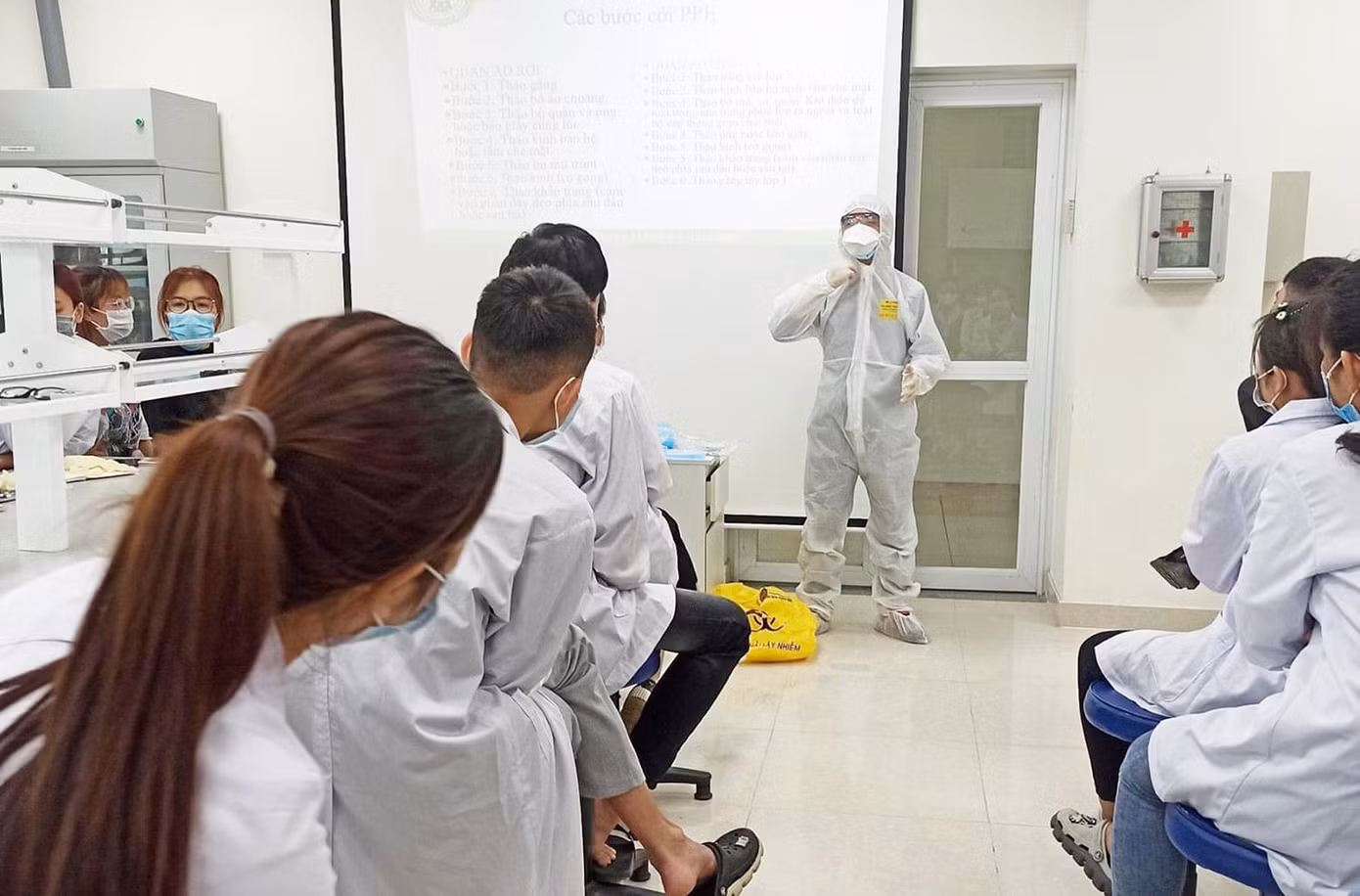 Sinh viên tình nguyện được trang bị thiết bị bảo hộ và tập huấn trước khi lên đường.