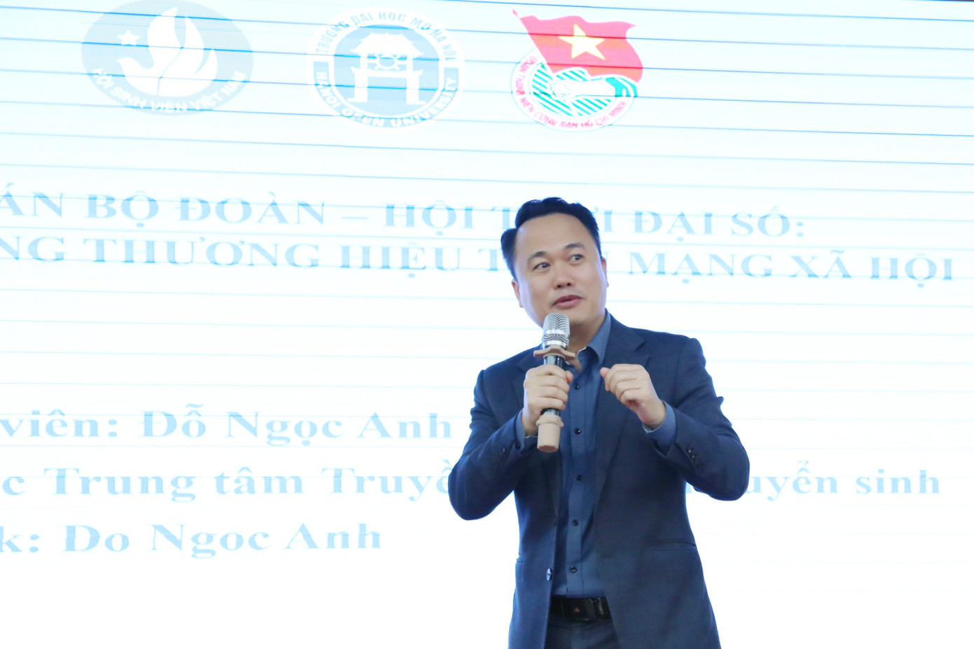 ThS Đỗ Ngọc Anh - Giám đốc Trung tâm Truyền thông và Tuyển sinh, trường ĐH Mở Hà Nội chia sẻ tại chương trình. ThS Đỗ Ngọc Anh - Giám đốc Trung tâm Truyền thông và Tuyển sinh, trường ĐH Mở Hà Nội chia sẻ tại chương trình.