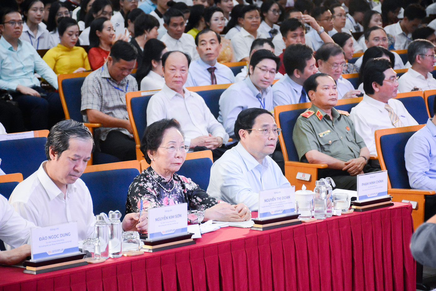 Các đại biểu tham dự chương trình.