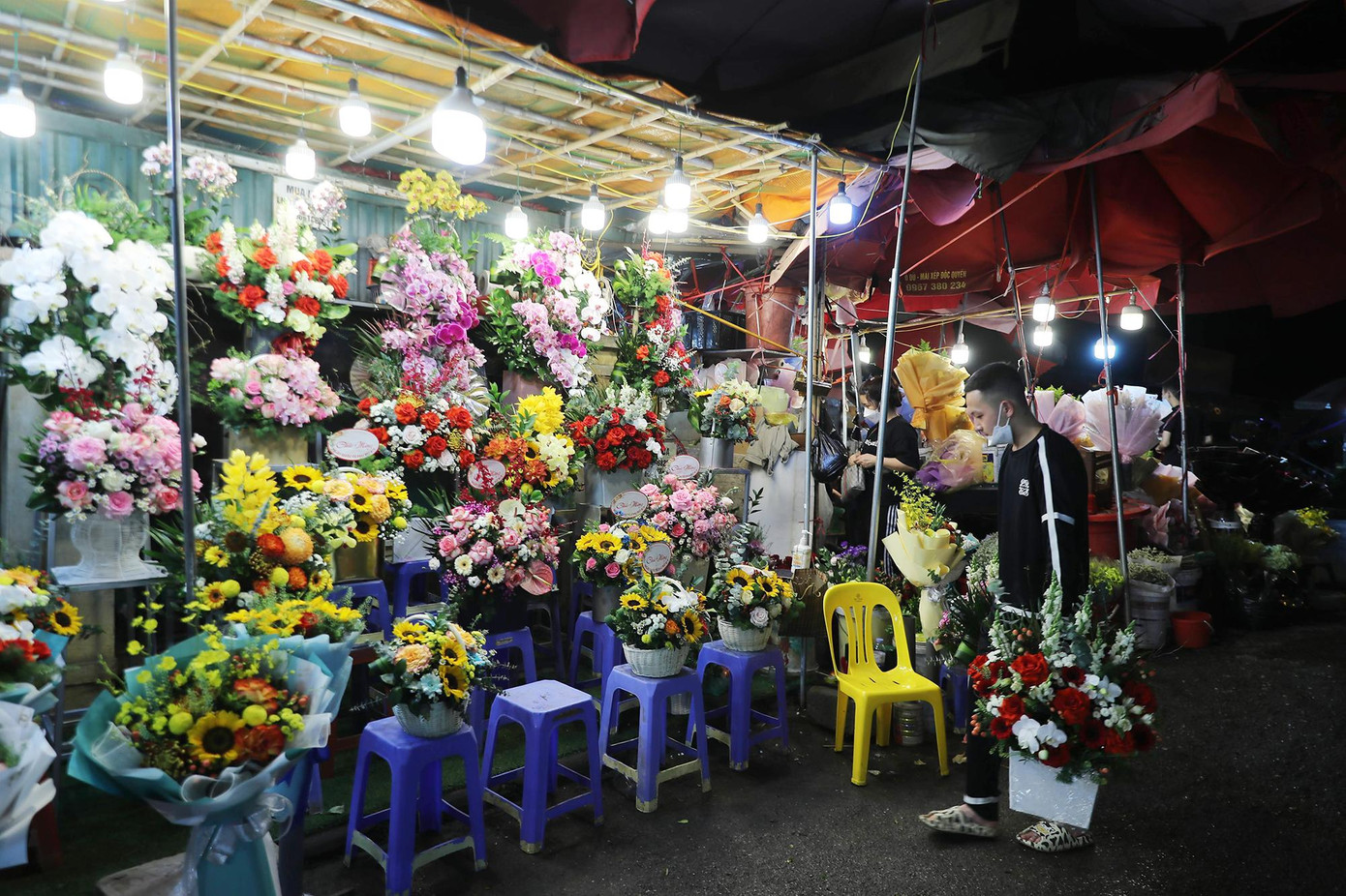 Chợ đông vui nhất vào khoảng từ 12h đêm đến 2h sáng. Khi cả thành phố còn đang chìm trong giấc ngủ say, chợ hoa Quảng Bá đã nhộn nhịp kẻ mua người bán trong màu sắc rực rỡ của hoa.