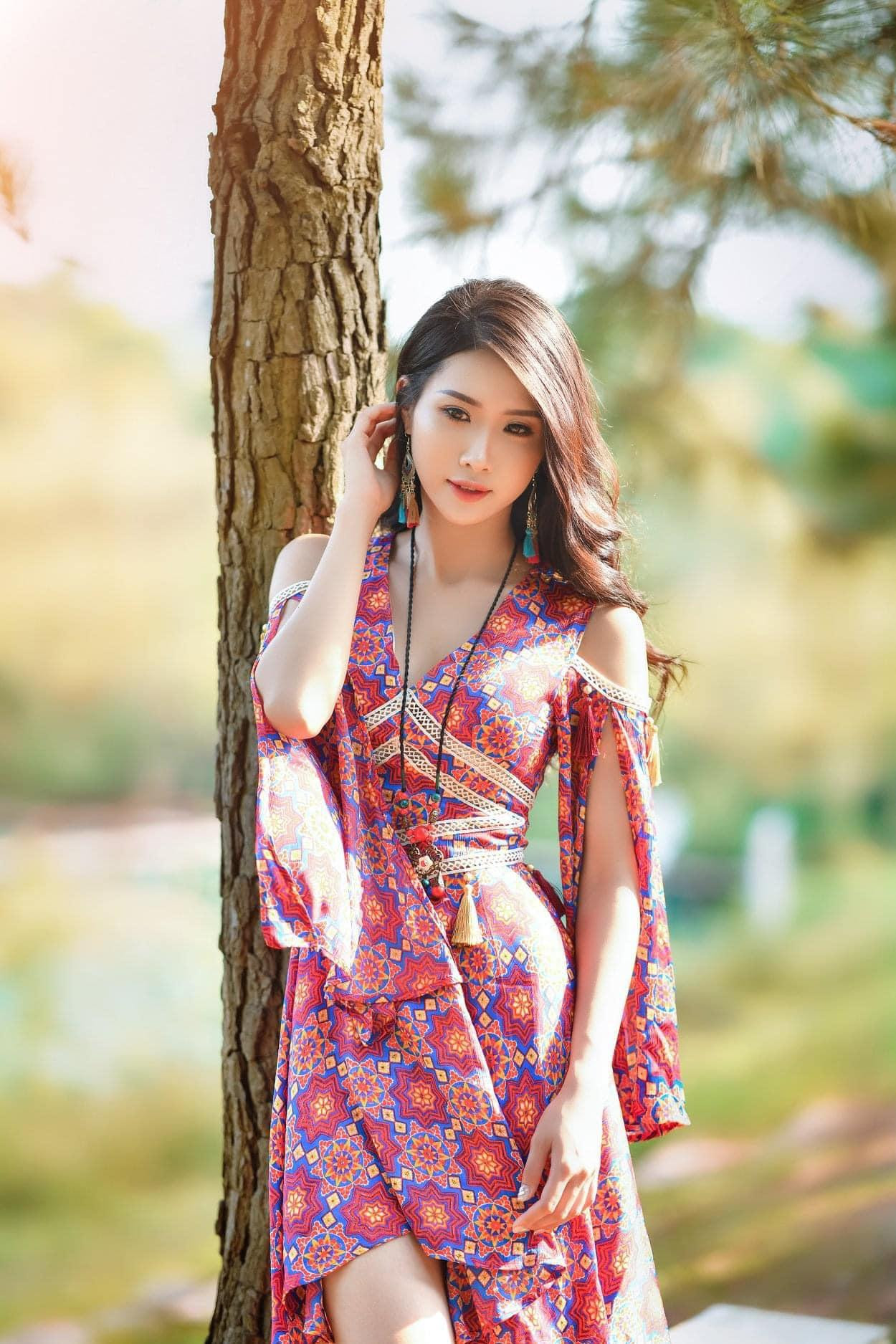 9x cho biết cô đang làm thêm công việc người mẫu ảnh và MC tự do.