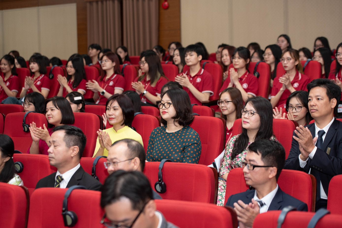 Sinh viên Việt Nam và Campuchia tại buổi giao lưu. Sinh viên Việt Nam và Campuchia tại buổi giao lưu.