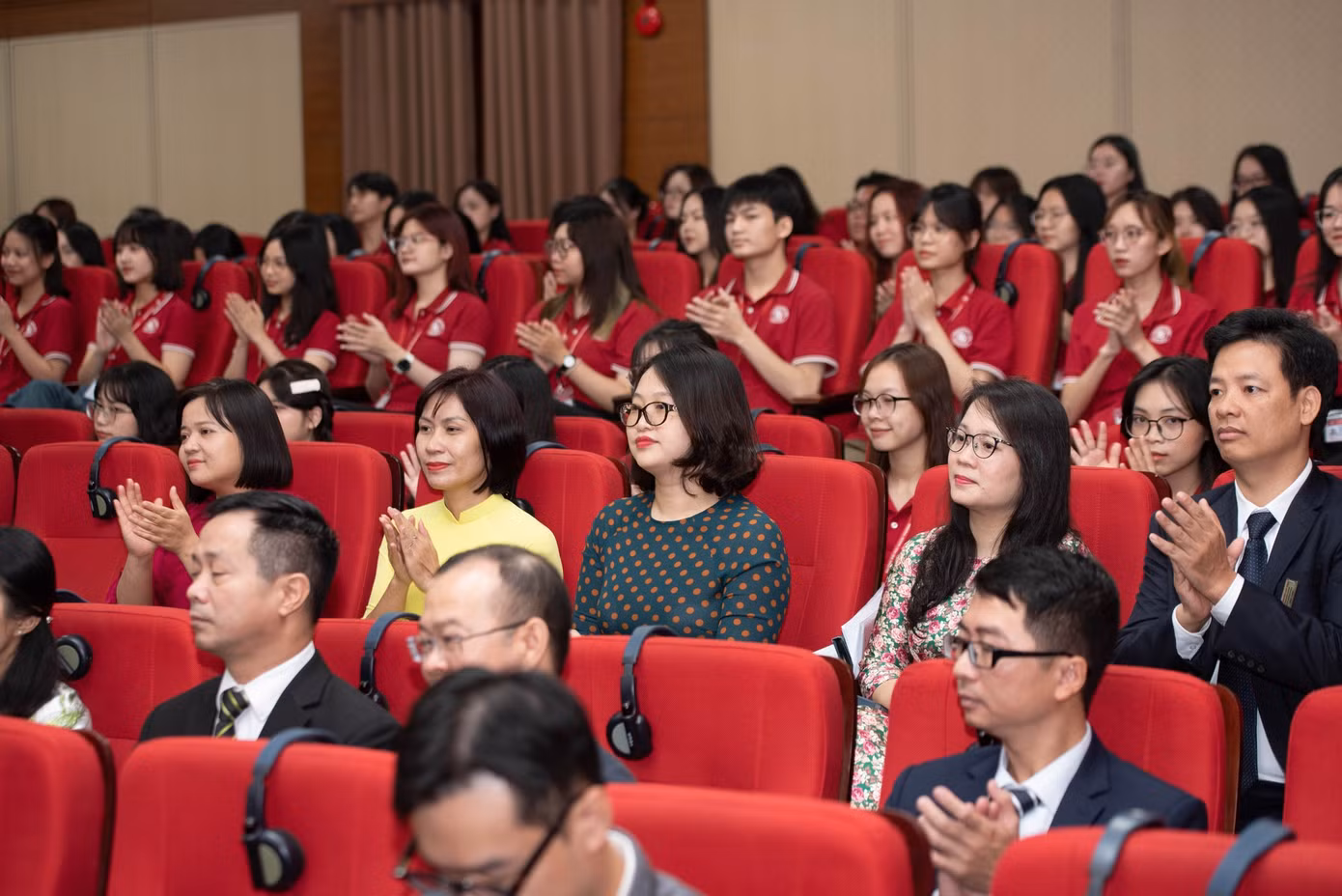 Sinh viên Việt Nam và Campuchia tại buổi giao lưu.