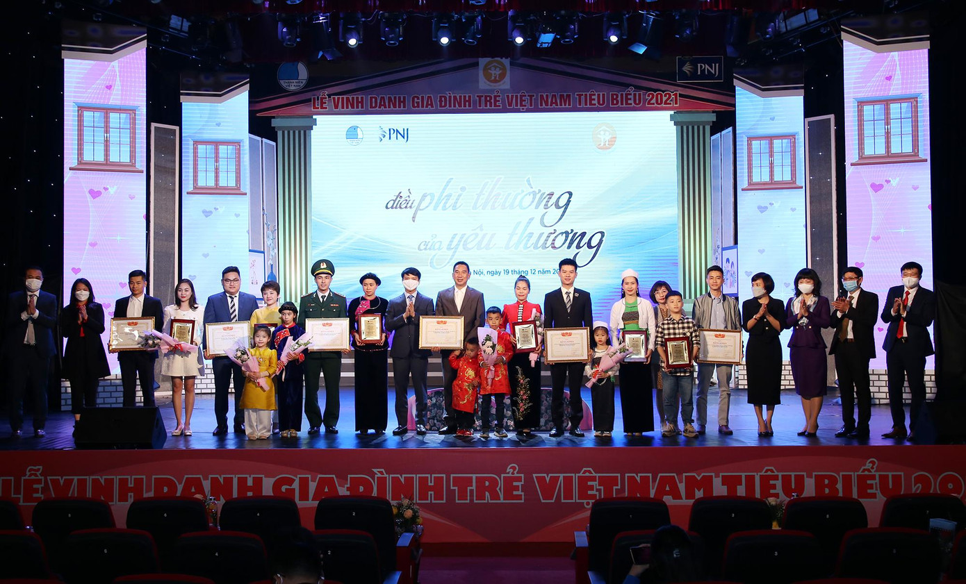 Ban Tổ chức trao phần thưởng tặng các gia đình trẻ Việt Nam tiêu biểu năm 2021.