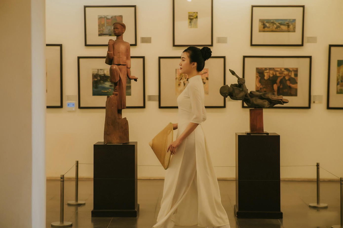 Nữ sinh ĐH Y Hà Nội thướt tha trong tà áo dài. Ảnh: NGUYỄN VƯƠNG Nữ sinh ĐH Y Hà Nội thướt tha trong tà áo dài. Ảnh: NGUYỄN VƯƠNG