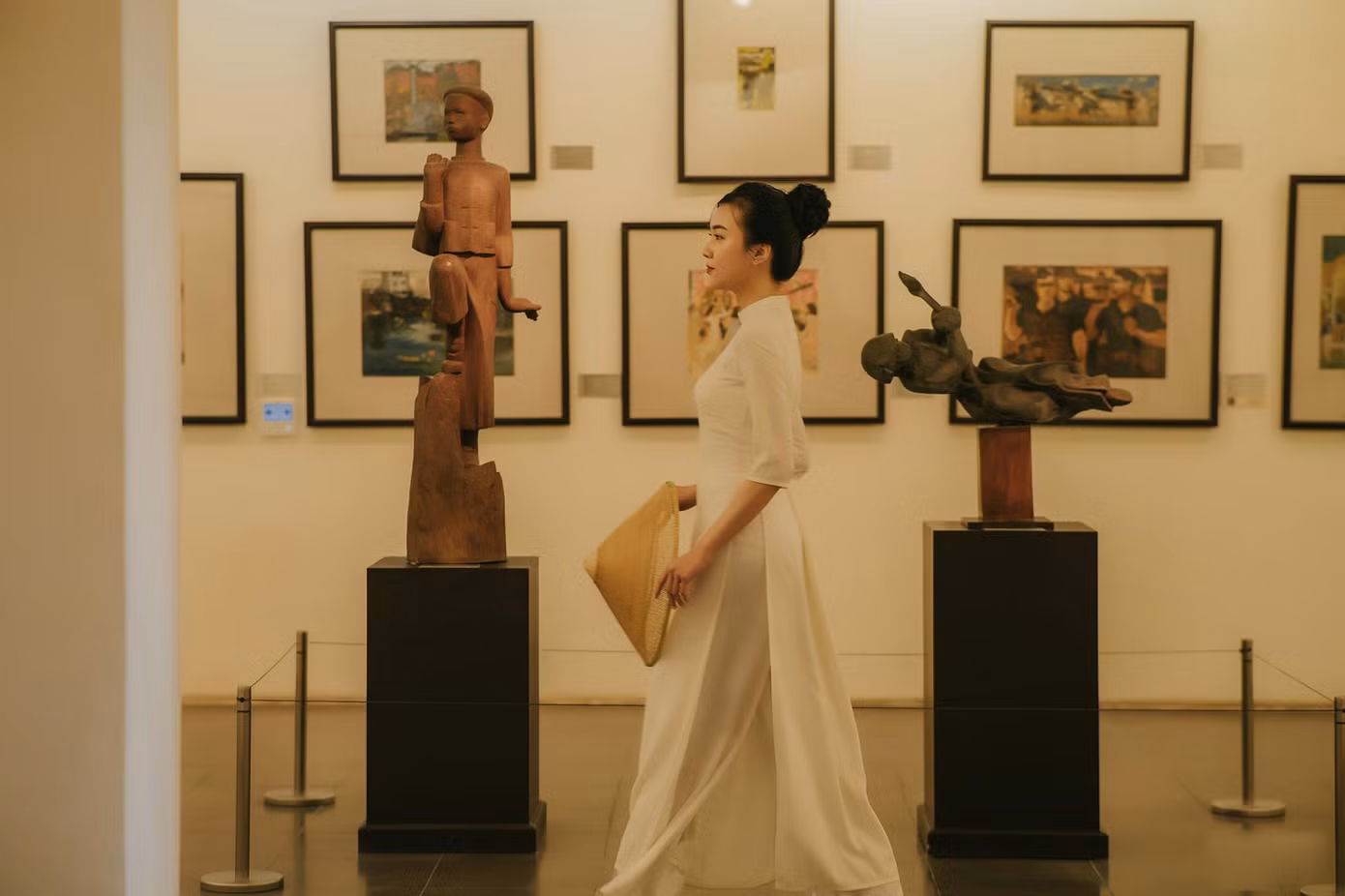 Nữ sinh ĐH Y Hà Nội thướt tha trong tà áo dài. Ảnh: NGUYỄN VƯƠNG