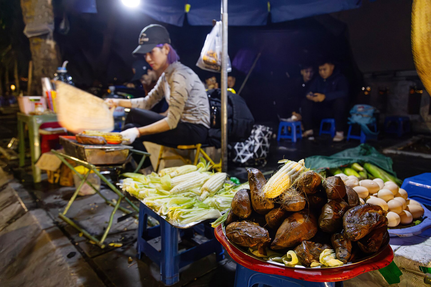 Những món ăn vỉa hè thu hút sinh viên mỗi khi gió mùa về. Ảnh: MINH ĐỨC