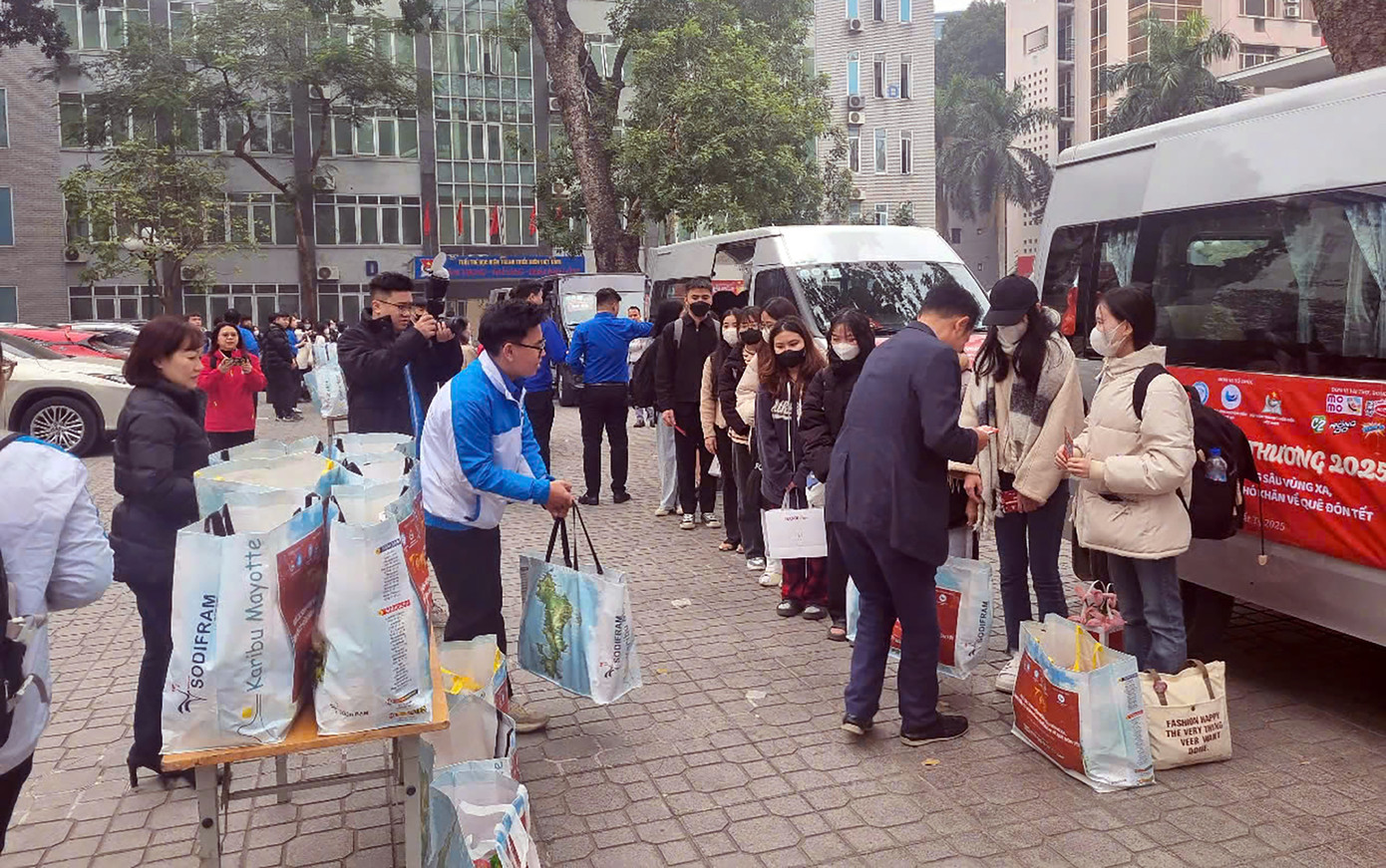 Bên cạnh đó, Ban tổ chức còn trao 20 suất học bổng cho các sinh viên đặc biệt khó khăn.