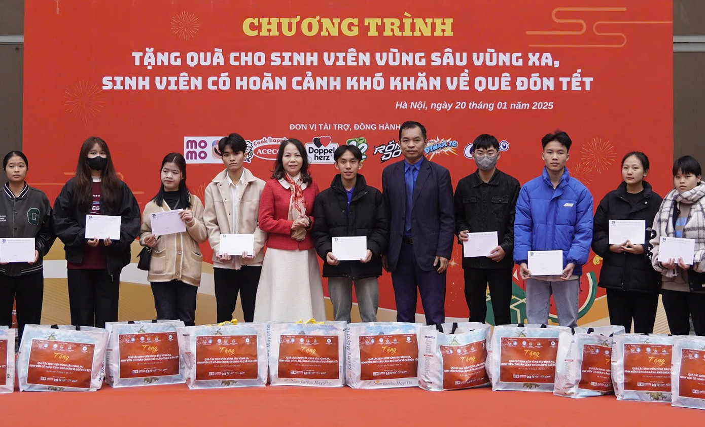 'Chuyến xe yêu thương 2025' – mang vé xe miễn phí và món quà Tết ý nghĩa đến gần 200 sinh viên khó khăn.