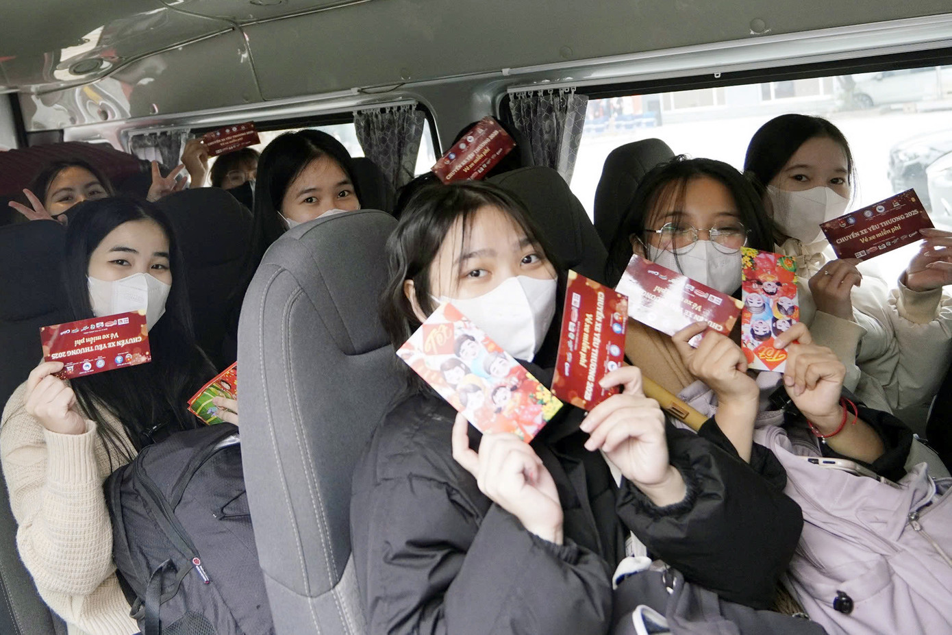 Những chuyến xe từ Hà Nội đã lăn bánh, đưa gần 200 sinh viên đến các tỉnh vùng cao phía Bắc và miền Trung xa xôi như Quảng Bình.