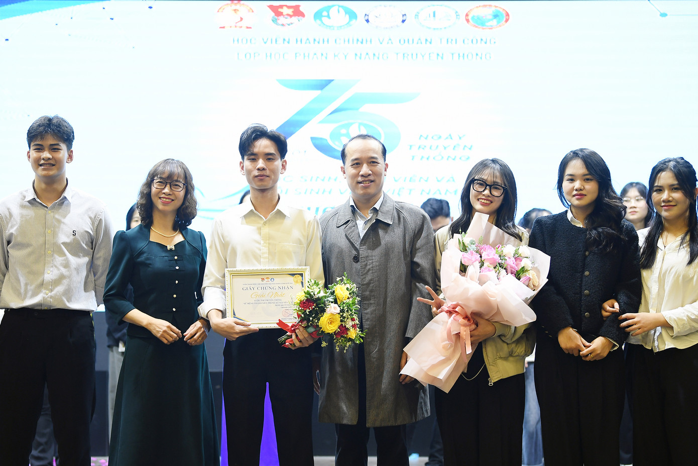 Tiết mục Từ thành phố này Người đã ra đi của nhóm Tinh tú giành giải Nhất cuộc thi.