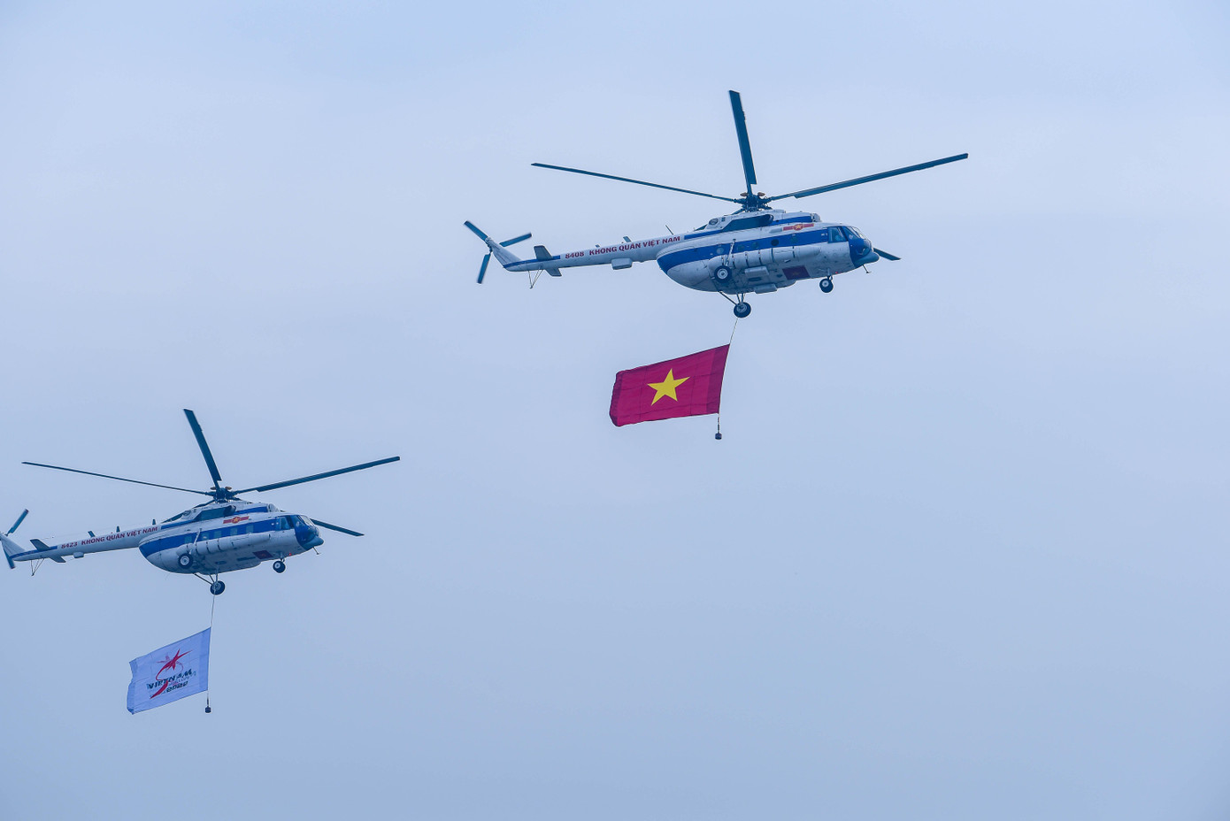 Bên cạnh đó cũng có màn trình diễn của những chiếc trực thăng của lực lượng Không quân Việt Nam. Bên cạnh đó cũng có màn trình diễn của những chiếc trực thăng của lực lượng Không quân Việt Nam.