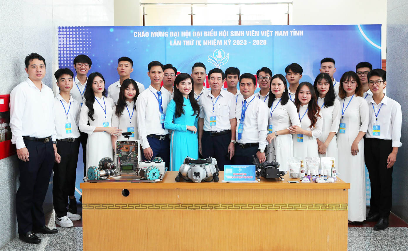 Các đại biểu thăm quan mô hình đổi mới sáng tạo trong nghiên cứu khoa học của sinh viên tỉnh Hưng Yên. Các đại biểu thăm quan mô hình đổi mới sáng tạo trong nghiên cứu khoa học của sinh viên tỉnh Hưng Yên.