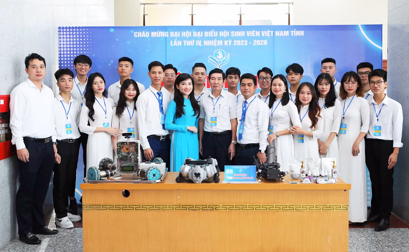 Các đại biểu thăm quan mô hình đổi mới sáng tạo trong nghiên cứu khoa học của sinh viên tỉnh Hưng Yên.