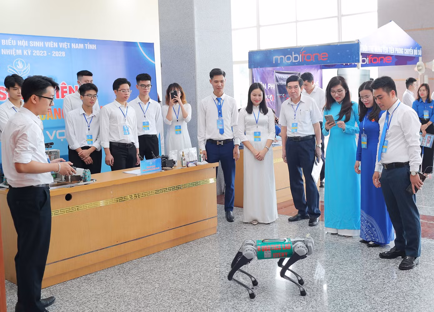 Các đại biểu thăm quan mô hình đổi mới sáng tạo trong nghiên cứu khoa học của sinh viên tỉnh Hưng Yên.