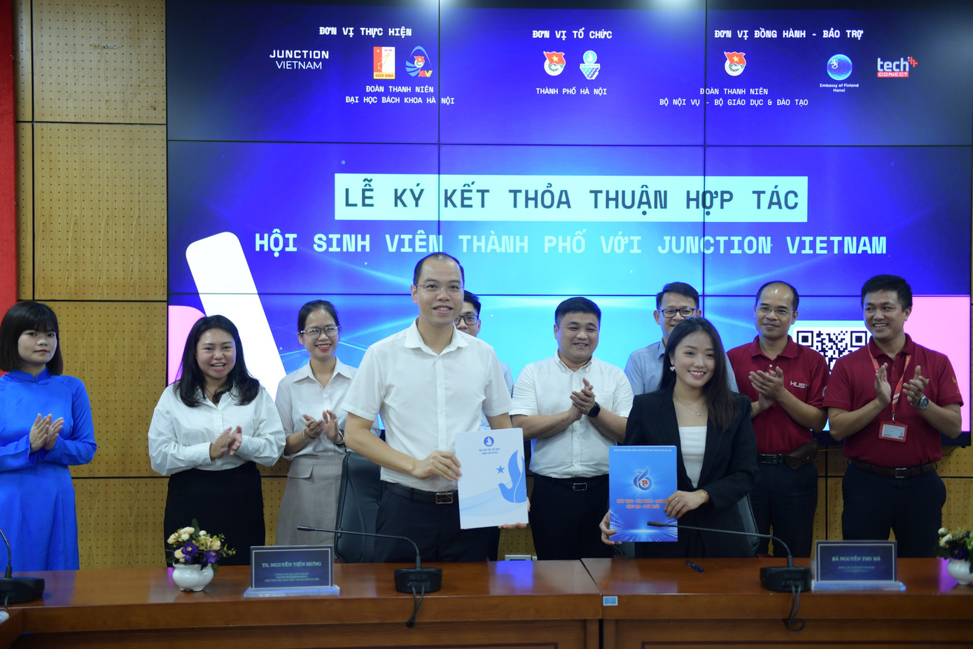 Đại diện Thành đoàn Hà Nội và các đơn vị liên quan ký kết thỏa thuận hợp tác liên quan đến chuỗi sự kiện “Hack4Future &amp; chuỗi Hackathon 2023”.