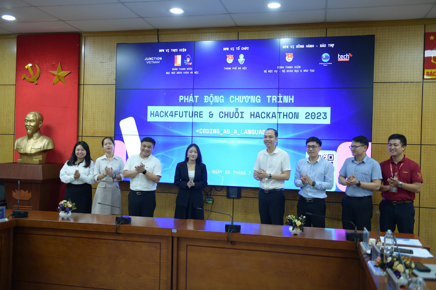 Các đại biểu thực hiện nghi thức khởi động Chương trình “Hack4Future&amp;Chuỗi Hackathon 2023”.