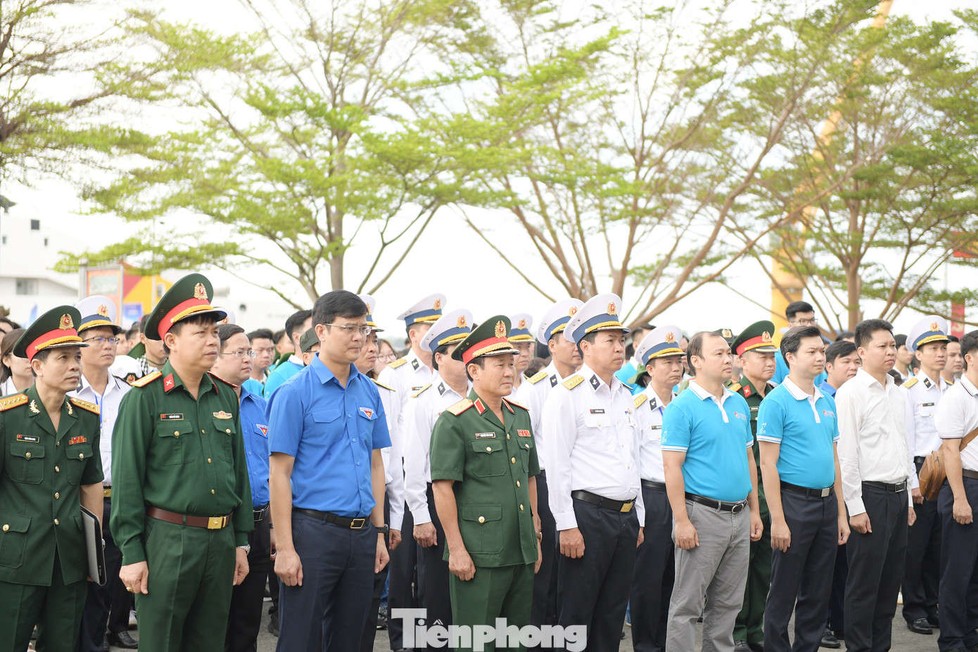 Trước hành trình, đoàn công tác đã tiến hành dâng hương tưởng niệm tại tượng đài Đoàn tàu không số.