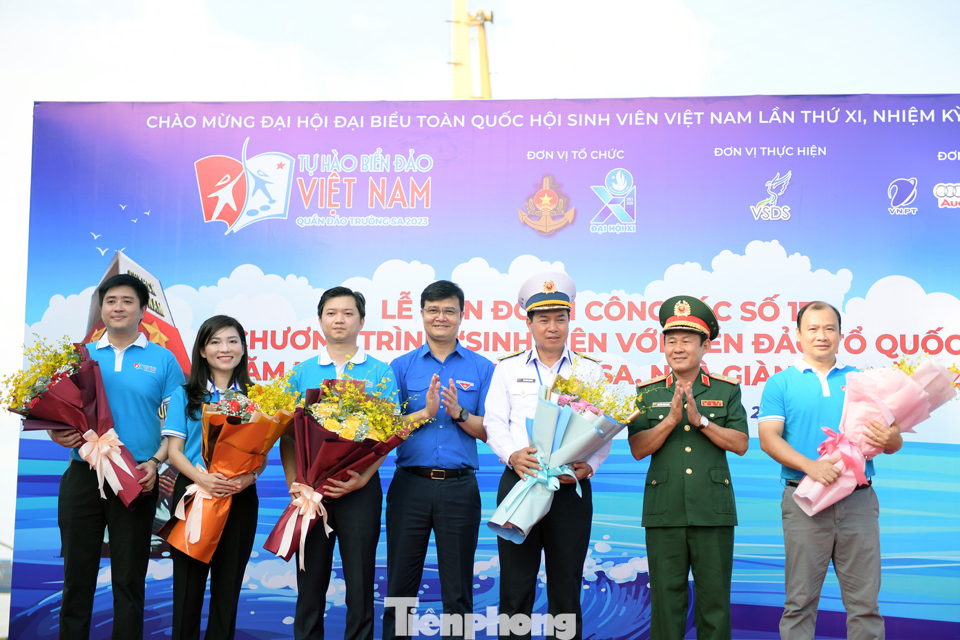 Anh Bùi Quang Huy, Uỷ viên Dự khuyết T.Ư Đảng, Bí thư thứ nhất T.Ư Đoàn tặng hoa đoàn công tác.
