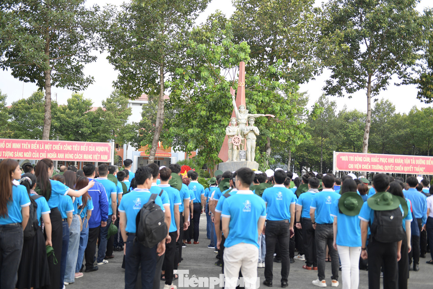 Trước hành trình, đoàn công tác đã tiến hành dâng hương tưởng niệm tại tượng đài Đoàn tàu không số.
