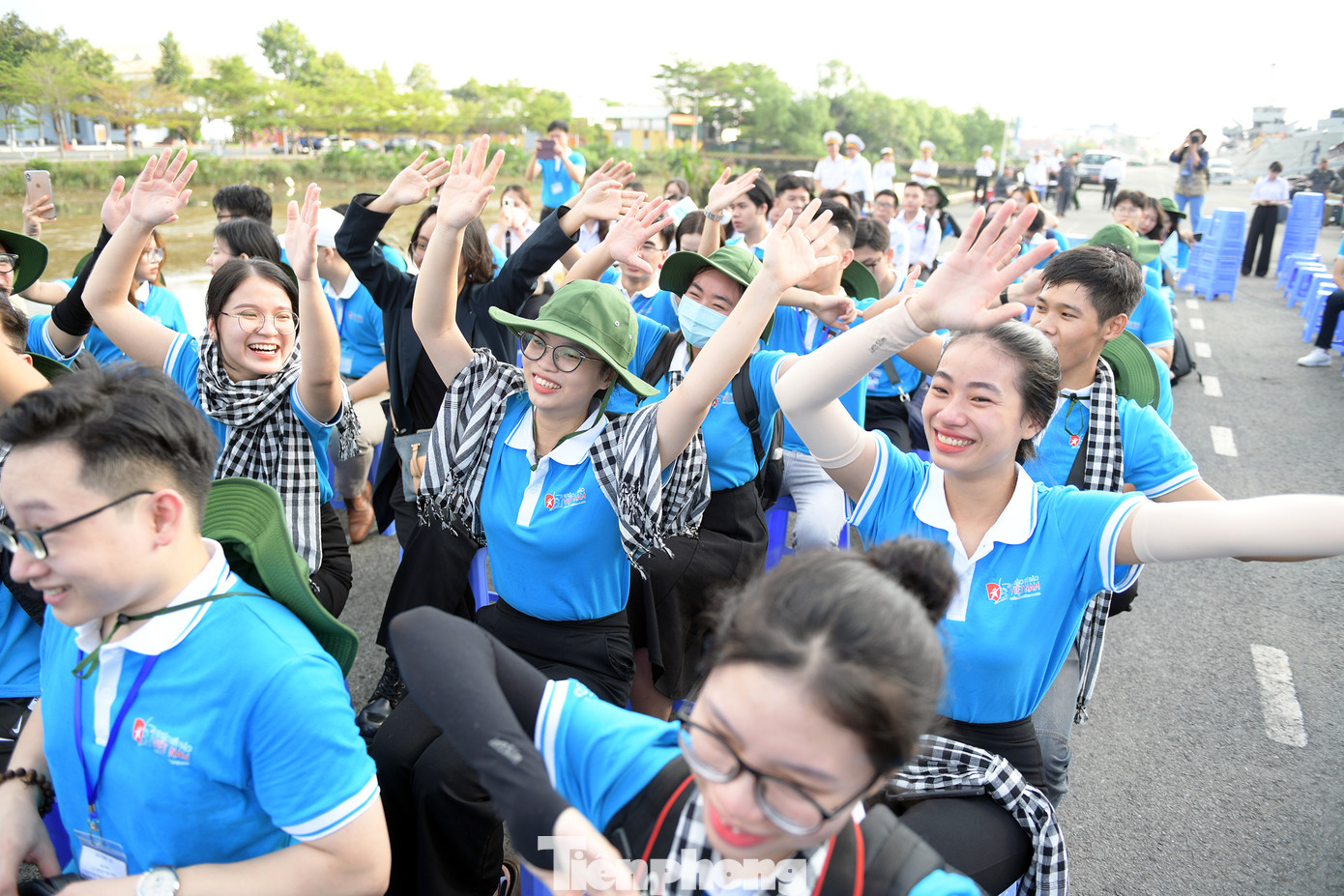 Những sinh viên ưu tú mang sức trẻ ra huyện đảo Trường Sa và nhà giàn DK1.