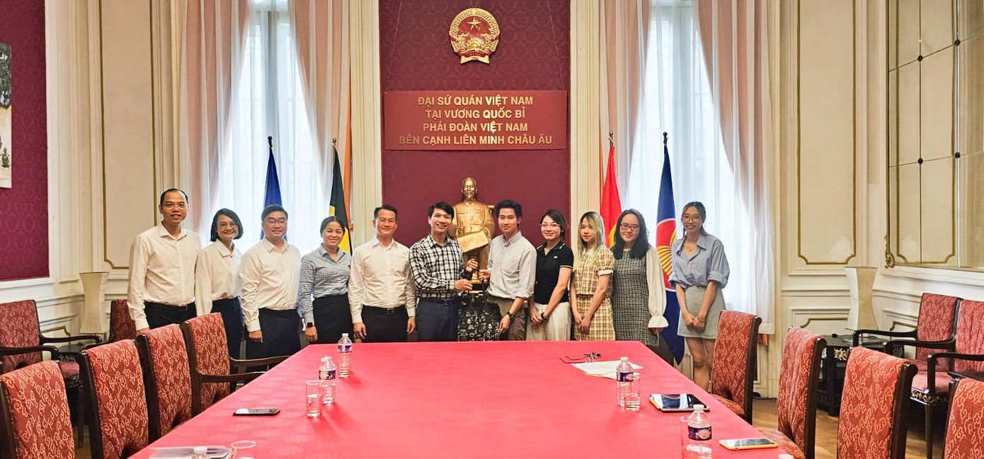 Anh Nguyễn Ngọc Lương - Bí thư thường trực T.Ư Đoàn, Chủ tịch T.Ư Hội LHTN Việt Nam tặng quà Hội Sinh viên Việt Nam tại Vương quốc Bỉ.