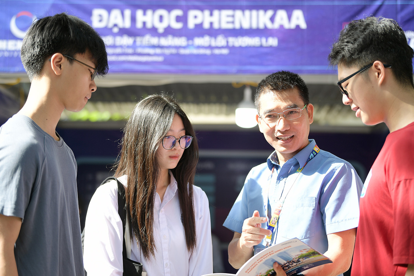 GS. TS Nguyễn Văn Hiếu – Phó Hiệu trưởng ĐH Phenikaa kiêm Hiệu trưởng trường Kỹ thuật Phenikaa (ĐH Phenikaa), trực tiếp tư vấn cho các bạn học sinh dự ngày hội.