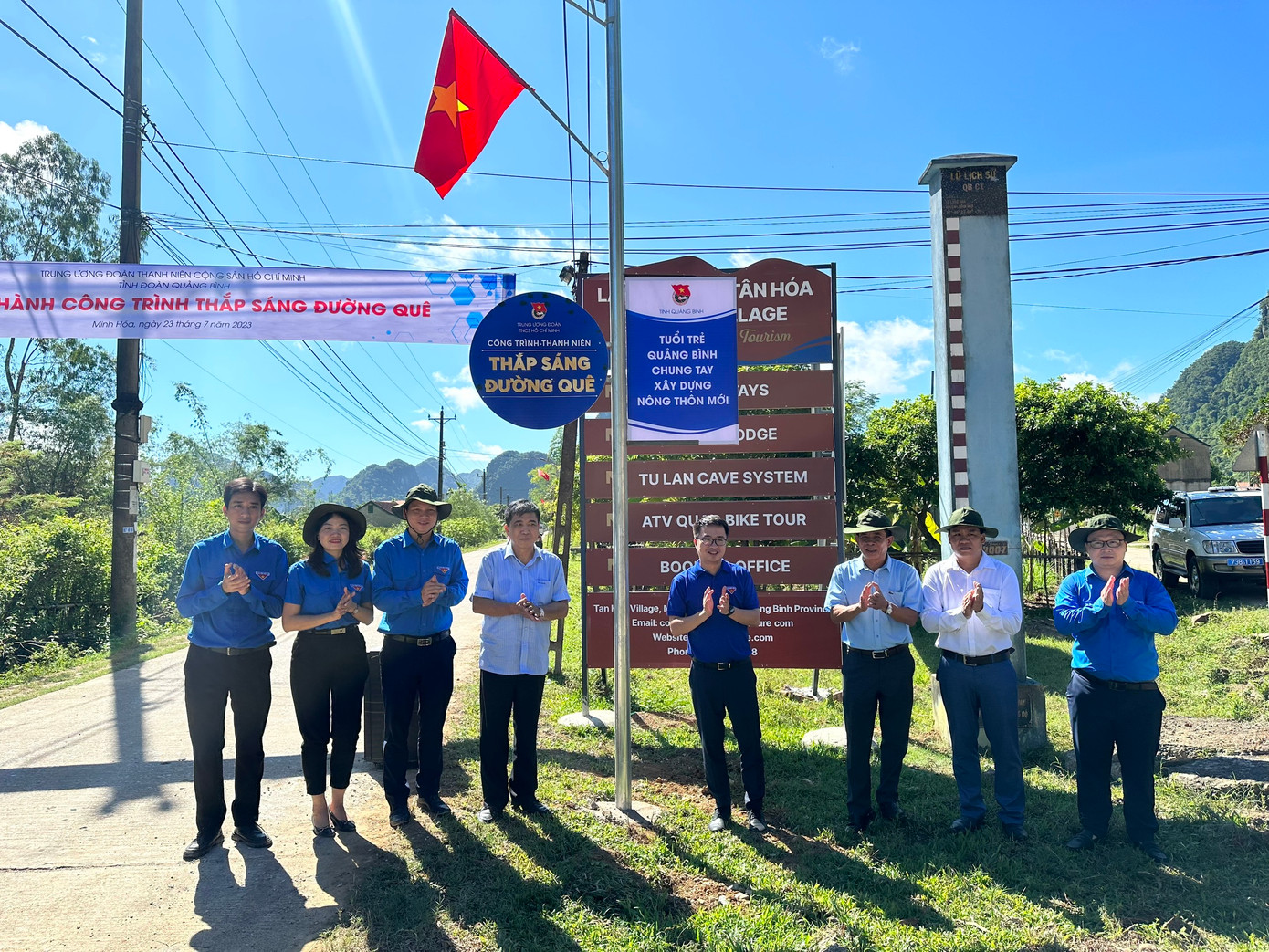 Bí thư T.Ư Đoàn Nguyễn Tường Lâm cắt băng khánh thành công trình thắp sáng đường quê tại tỉnh Quảng Bình.