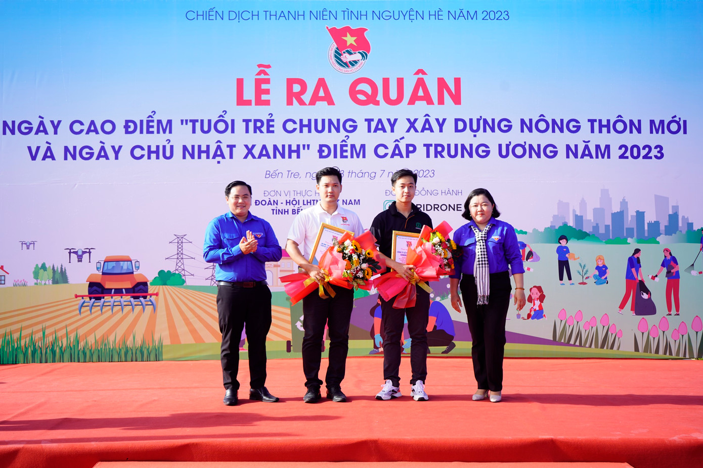 Đội hình Trí thức trẻ cấp T.Ư tham gia tình nguyện xây dựng Nông thôn mới tỉnh Bến Tre. Đội hình Trí thức trẻ cấp T.Ư tham gia tình nguyện xây dựng Nông thôn mới tỉnh Bến Tre.